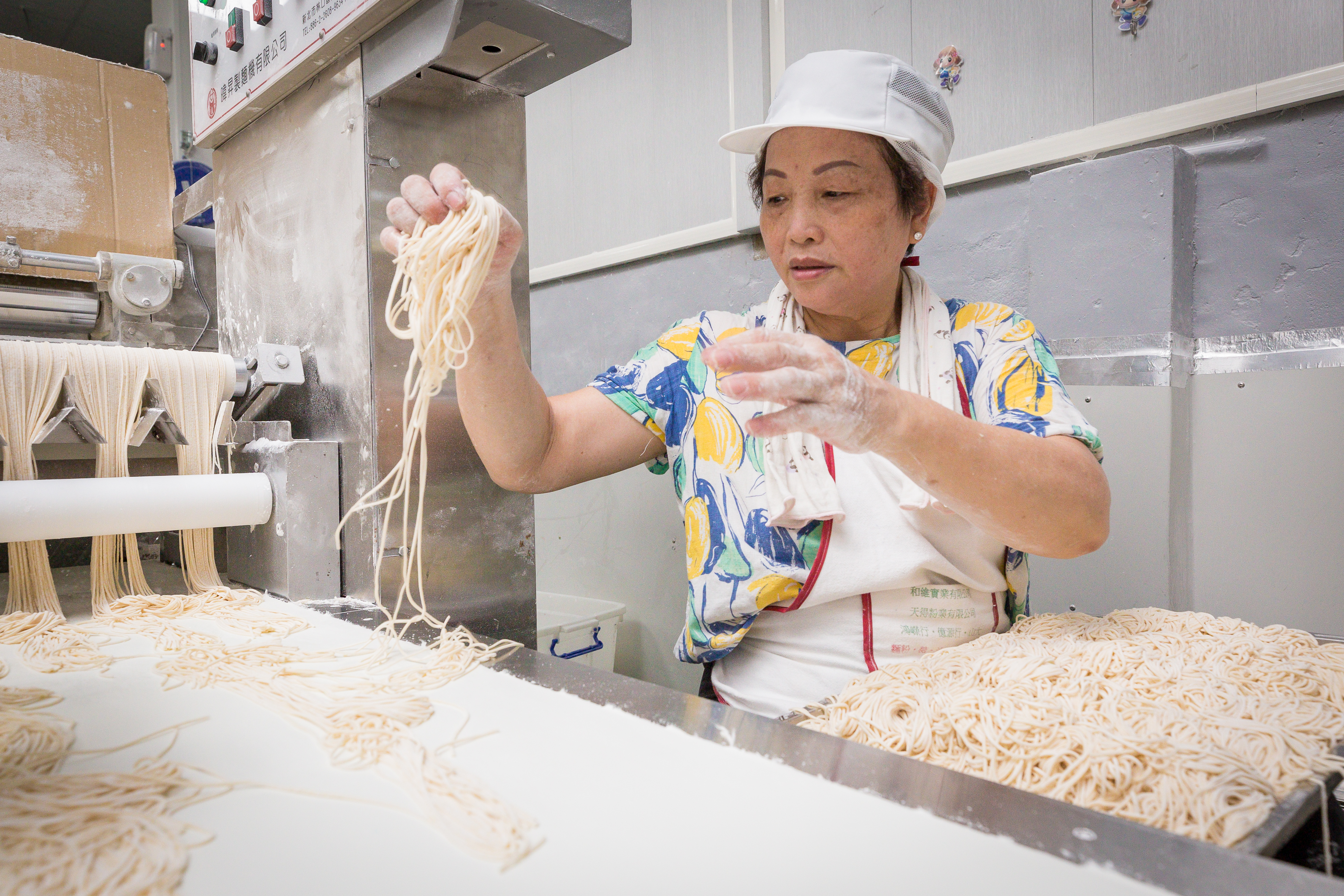 陳秀嬌是福昇食品頭家娘，她在先生遭人倒債後，靠著獨特的鴨蛋鍋燒意麵，還清負債。