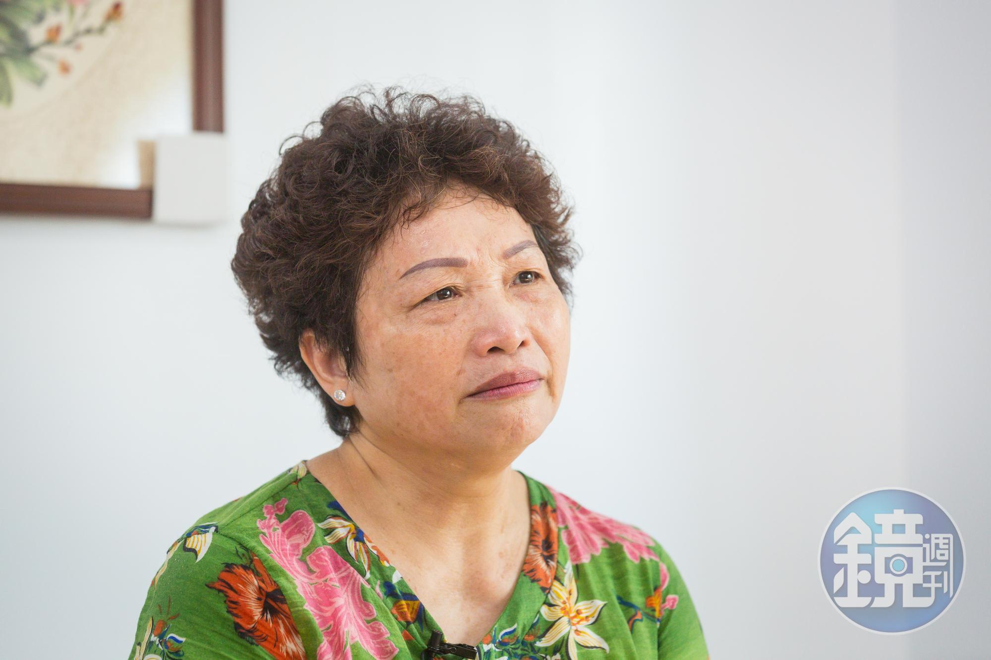 婚後一段時間,陳秀嬌遲遲沒有懷孕,後來向人領養1子1女。