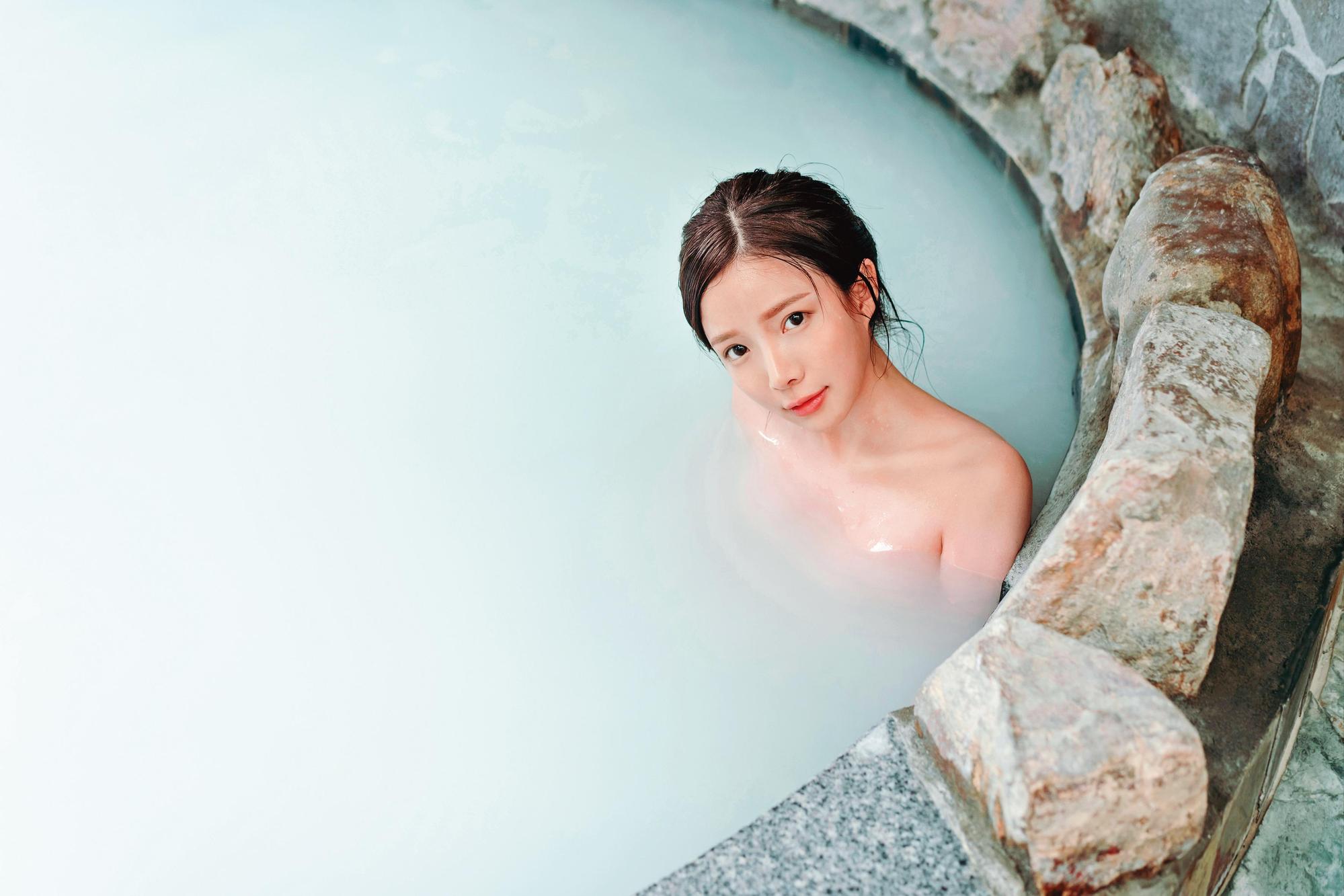 藍星蕾在寫真集中獻出全裸泡牛奶浴的養眼畫面。(尖端出版提供)