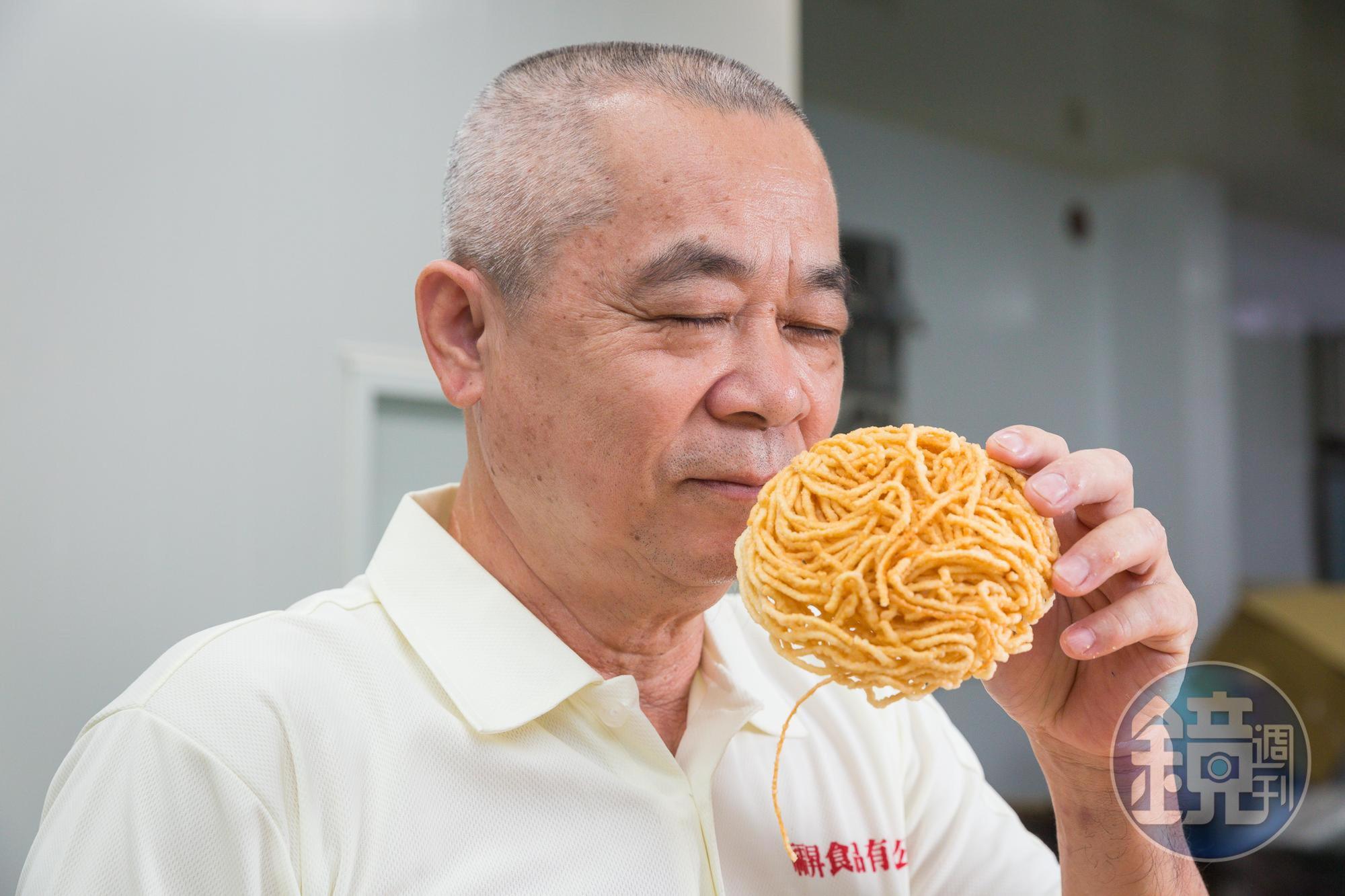 林福清出身製麵世家,他說,「阮ㄟ鍋燒意麵光聞就很香,這就是蛋的比例。」