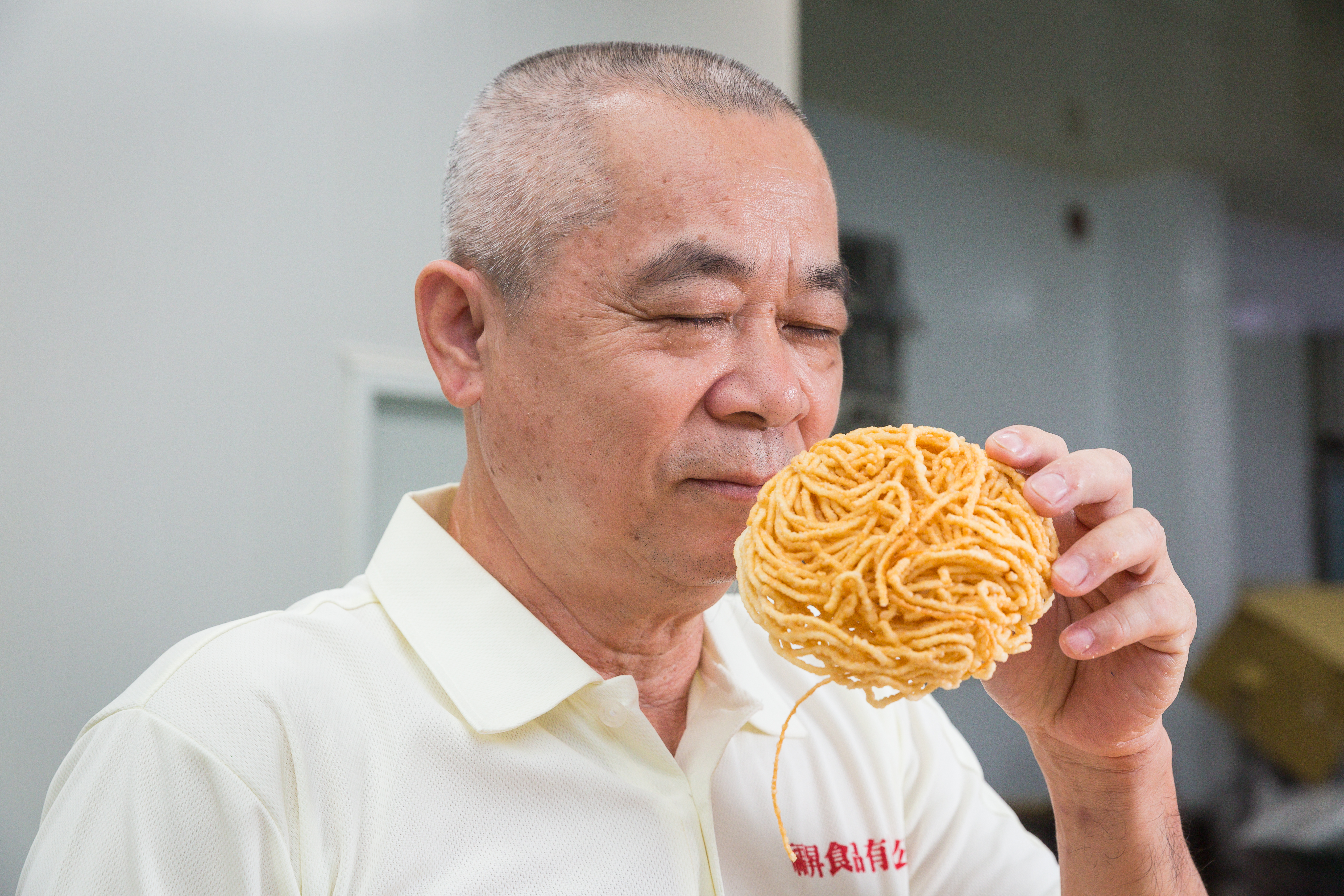 林福清出身製麵世家，他說，「阮ㄟ鍋燒意麵光聞就很香，這就是蛋的比例。」