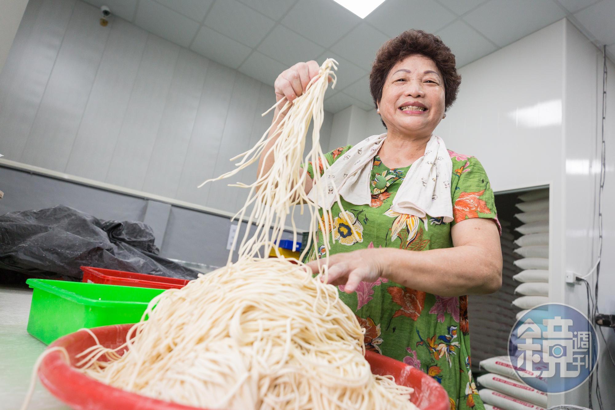 陳秀嬌感嘆前半生為了家庭勞碌,其實都是因債主找上門。她說,「現在每天有工作就好,我的一生只有這樣,我一生就交給這樣(工作)而已。」