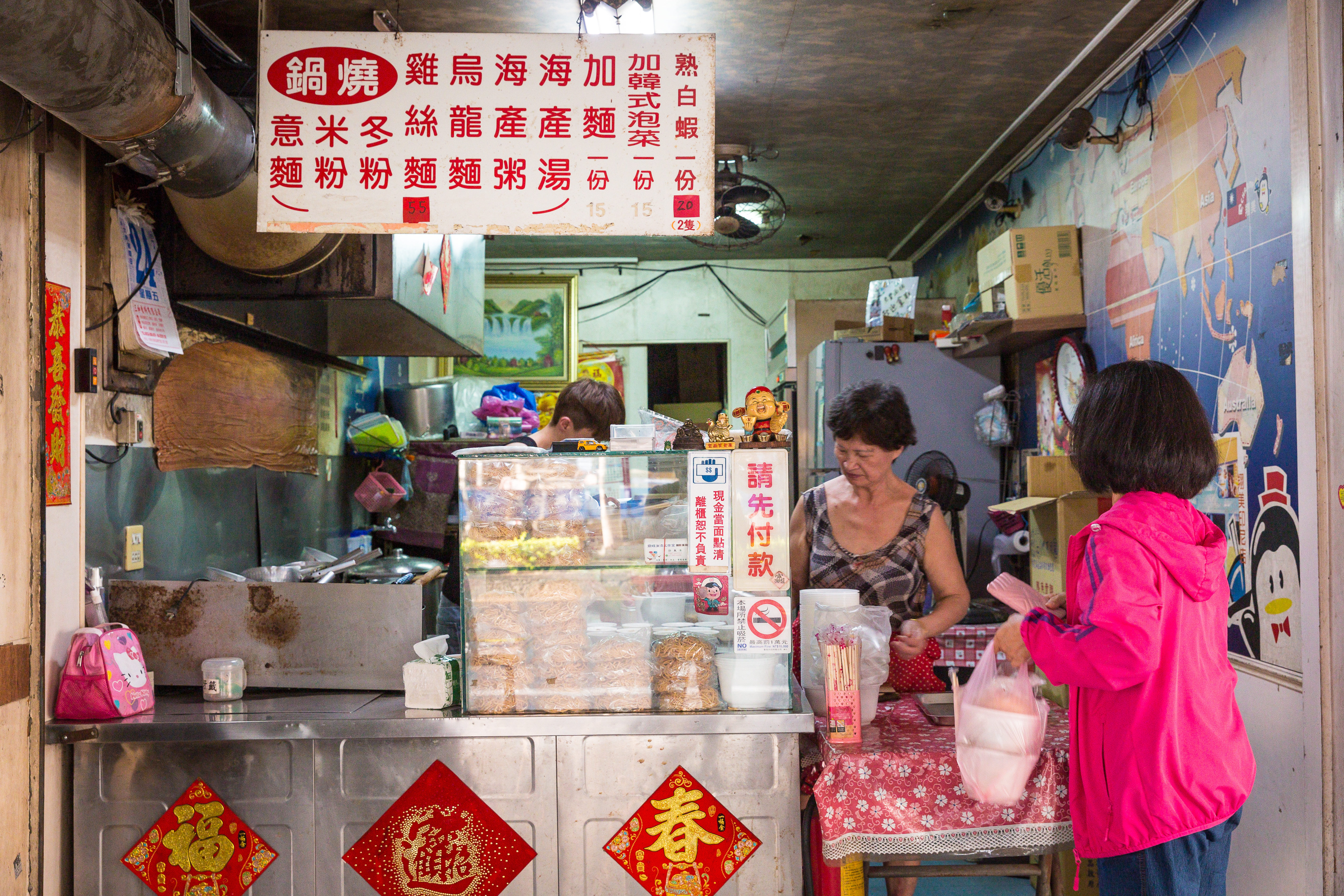 林揚茗統計，在台南一帶光是鍋燒意麵的製麵廠，大大小小加起來就有超過30間，鍋燒意麵的專賣店更是不計其數。圖為台南歸仁市場內，開業超過30年的老牌鍋燒意麵店。