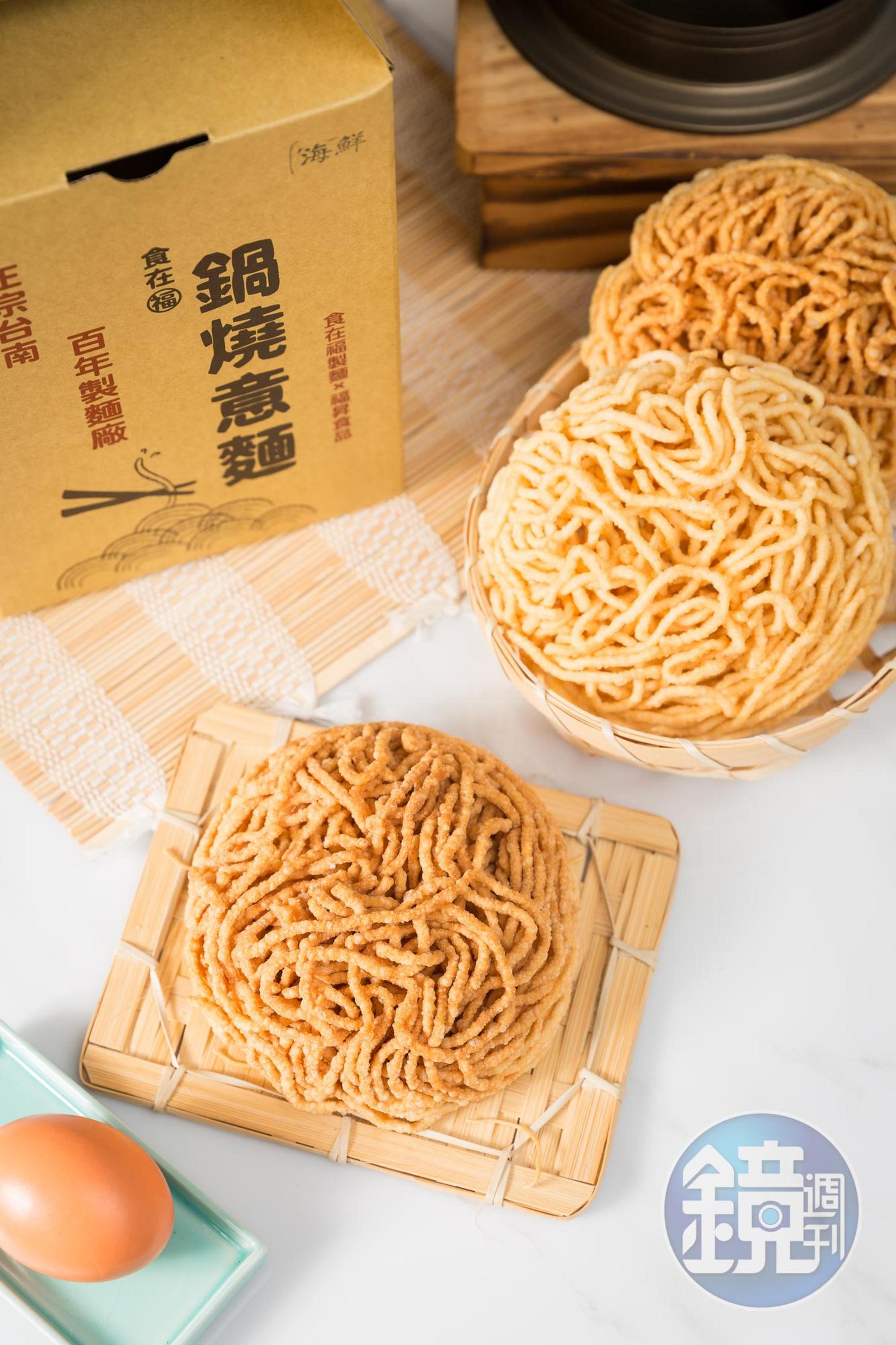 鍋燒意麵是福昇的招牌,根據烹飪方法,推出(圖上至下)「黑、白、中」3款顏色不同的意麵。譬如炒繕魚意麵就使用黑意麵,麵條耐煮、不易斷裂。
