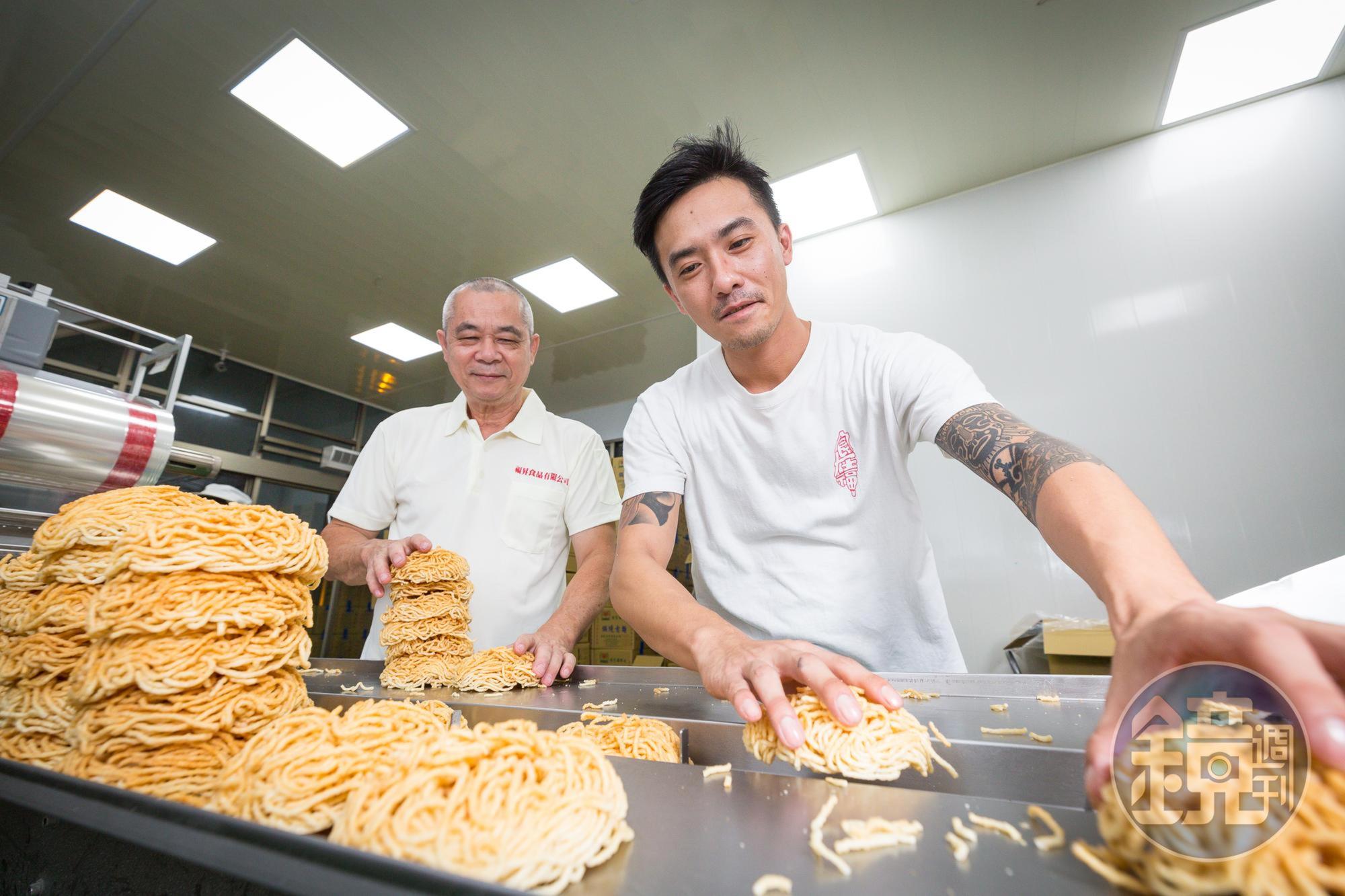 林福清(左)是福昇食品的第四代,他出身傳承百年的製麵世家,對麵類產品頗有天分。右為兒子林揚茗。