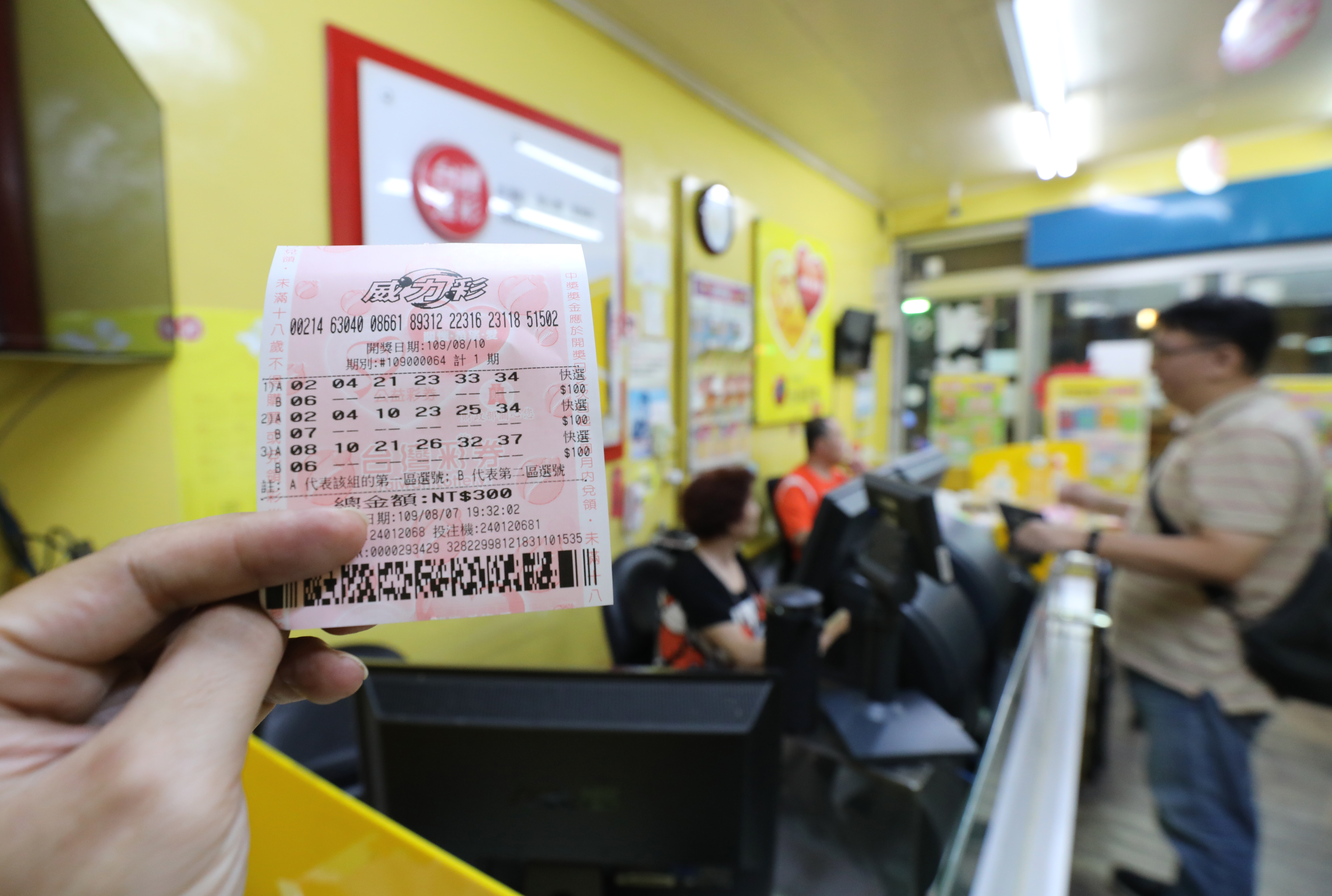 7月威力彩開出史上最高投彩31.2億，由2注均分，2位得主都已完成領獎。示意圖，非當事者。