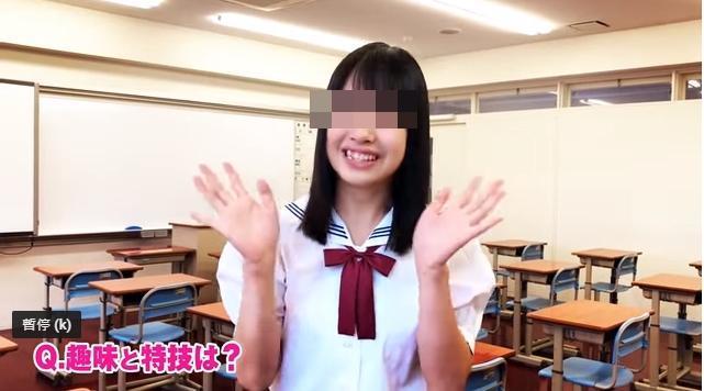 日本網友找出女模早前的亂牙照，解密她為何拍照都緊閉雙唇。（翻攝YouTube）