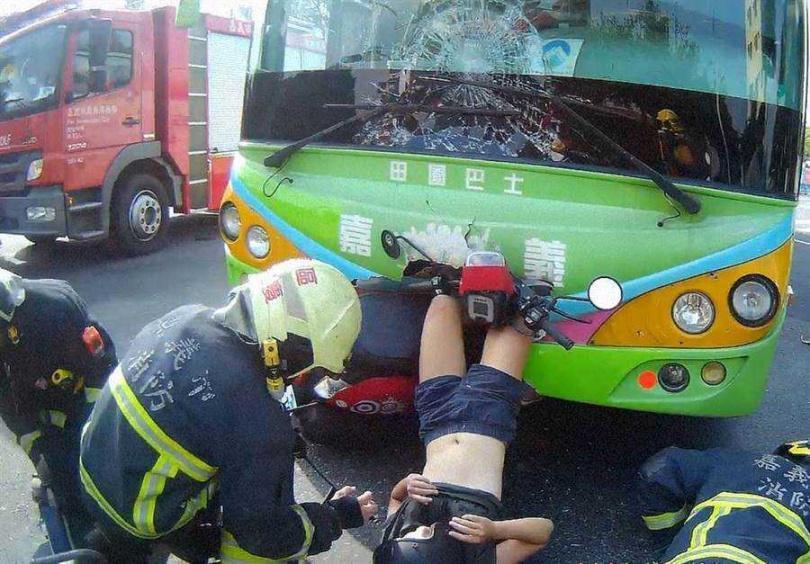 女騎士遭左轉公車撞上,連人帶車插進公車車頭,幸運只受輕傷。(嘉義市消防局提供)