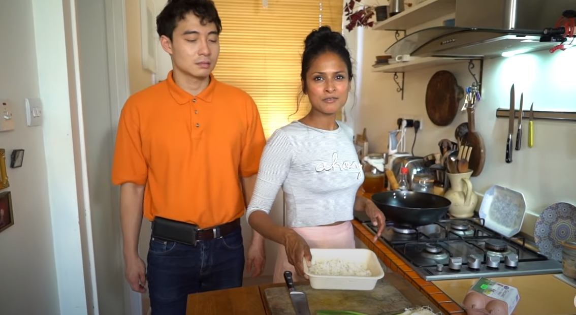 帕提爾（右）為了向羅傑叔叔（左）證明自己會做蛋炒飯，特地邀他來自己家中見證。（翻攝自mrnigelng YouTube）