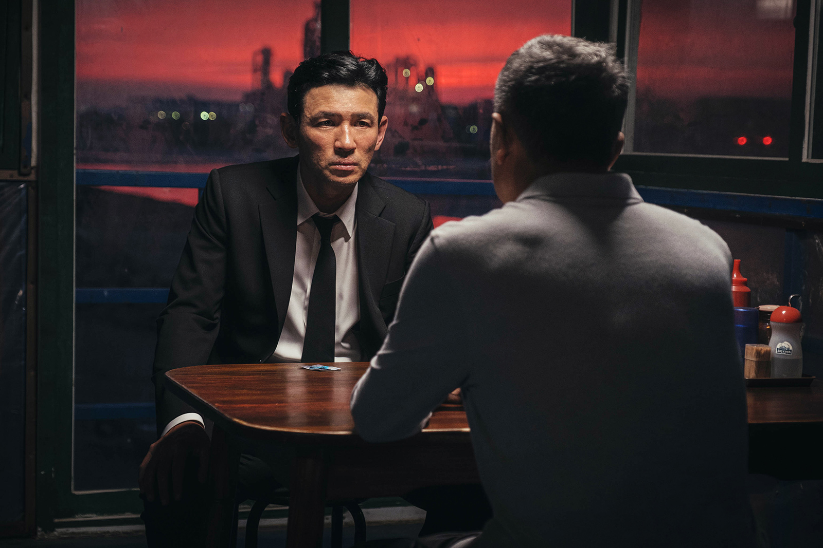 黃晸玟（左）在《魔鬼對決》中飾演殺手，為追查一起綁架案件前往泰國。（采昌國際多媒體提供）