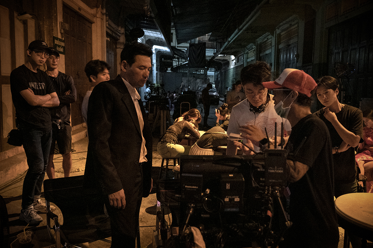 影帝黃晸玟（左）在《魔鬼對決》化身殺手，雖台詞不多，但需要許多細膩的情感呈現。（采昌國際多媒體提供）