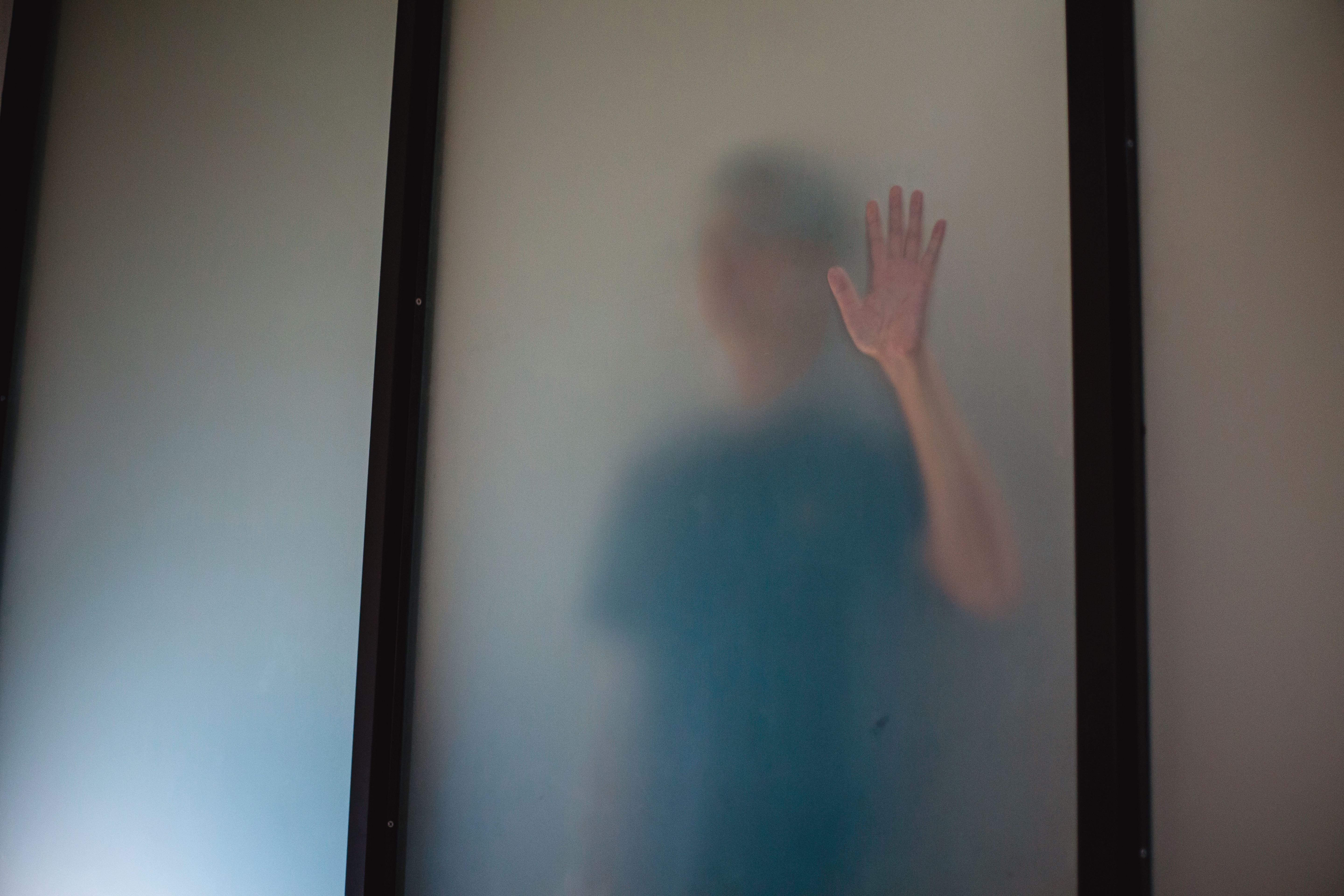 張士嘉回顧自己20多年來對師父的愚信，大好青春全活在恐懼、神經緊繃裡，不禁潸然淚下。