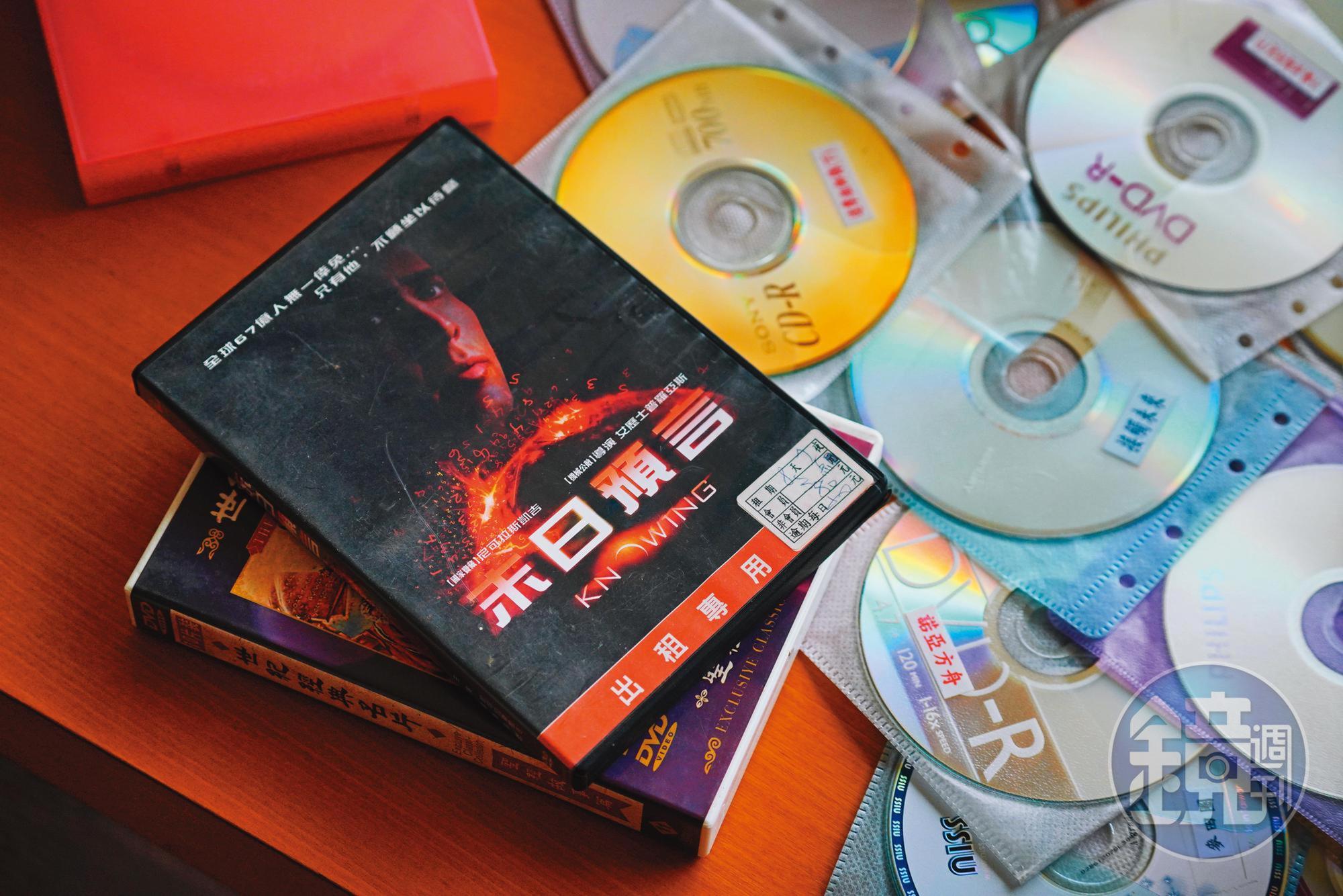 師父禁止信徒去電影院，卻要求信徒去看2009年上映的電影《末日預言》，並說2012年的世界末日場景會和電影一模一樣。張士嘉回憶，我們華興的信徒曾一個禮拜包場去看3、4次。