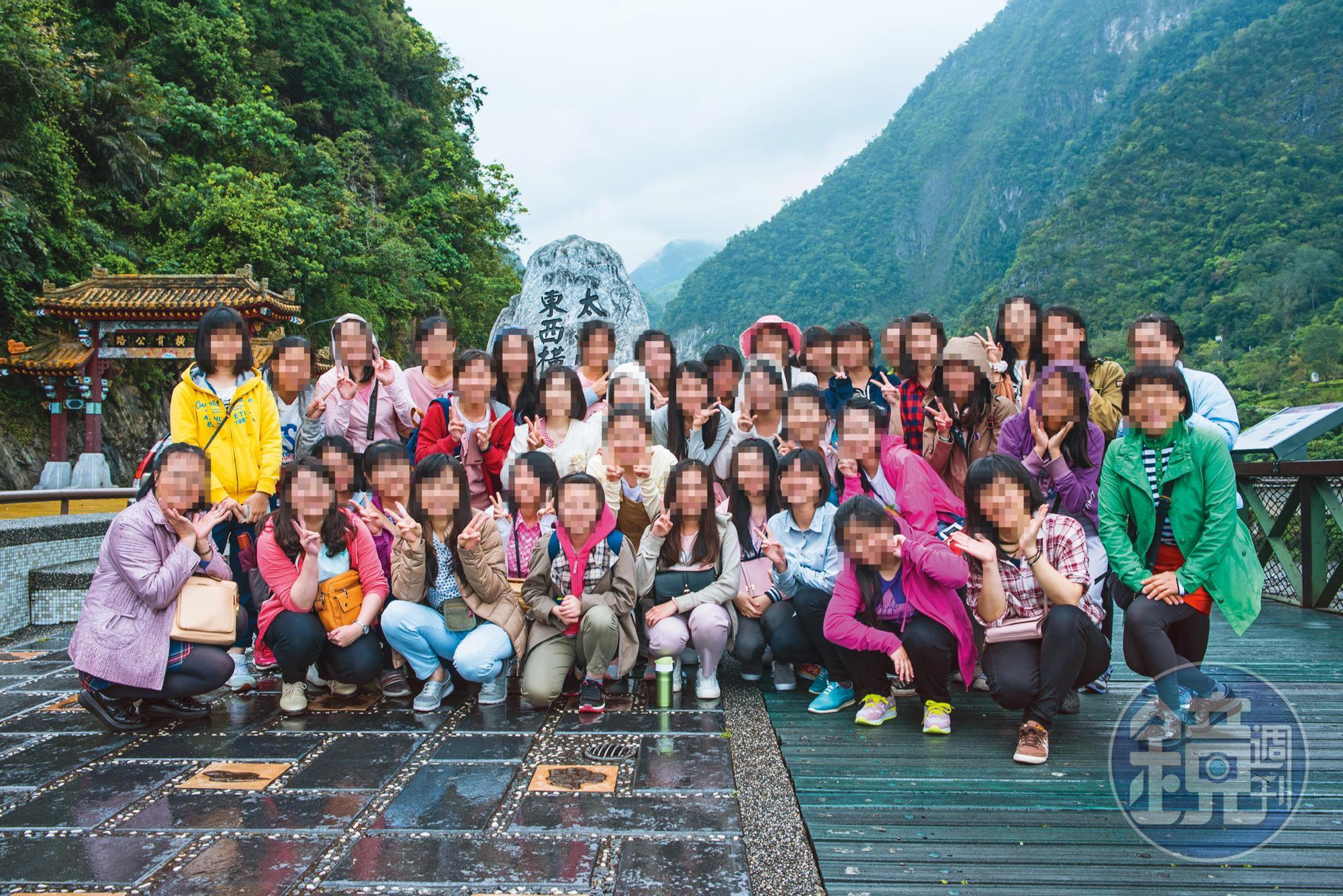 仙女班成員被要求不得與外界聯繫,只能和成員互動,也留下這張仙女班的團體出遊照。左1為仙女班管理人、徐浩城祕書李美華。(受訪者提供,圖皆非當事人)