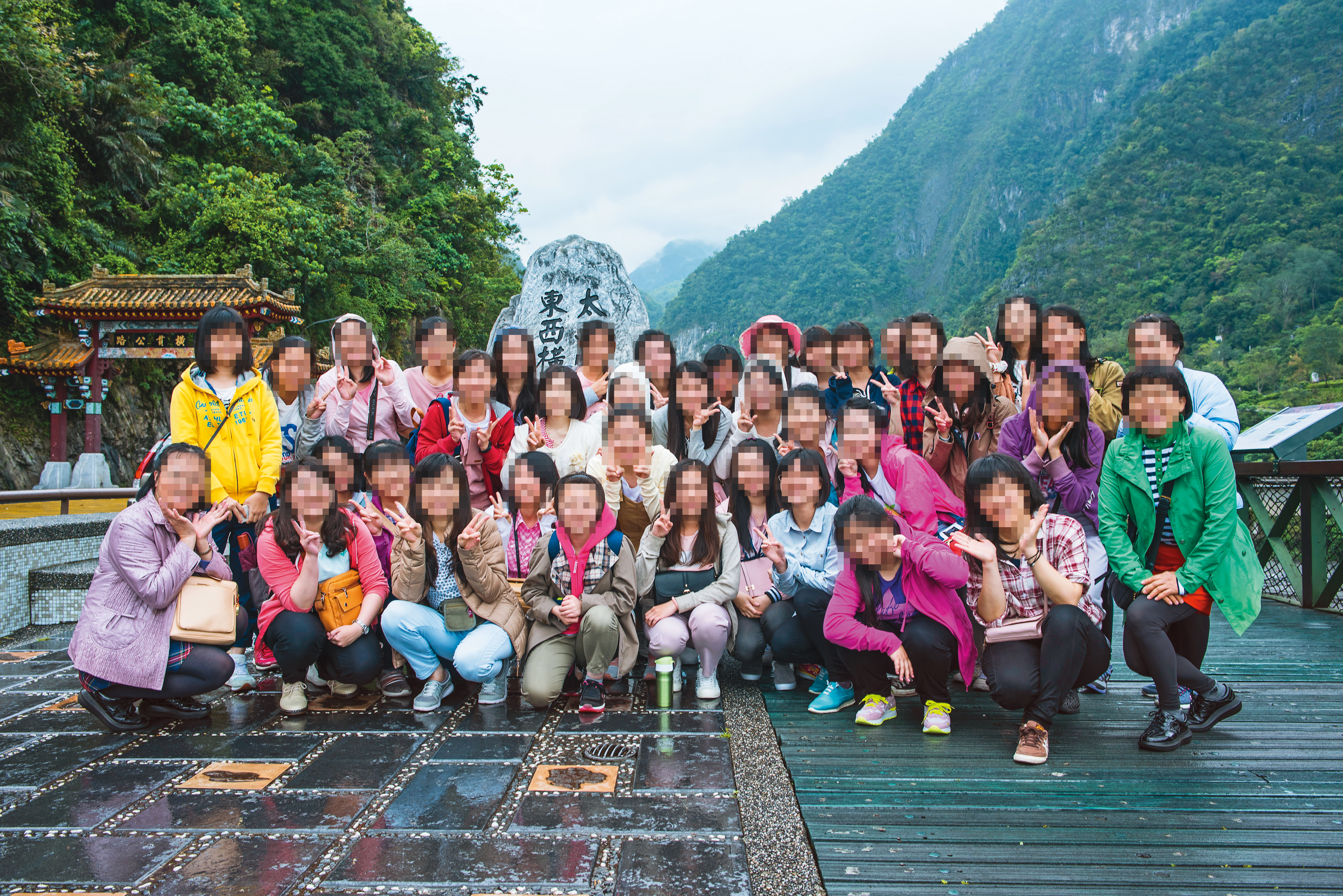 仙女班成員被要求不得與外界聯繫，只能和成員互動，也留下這張仙女班的團體出遊照。左1為仙女班管理人、徐浩城祕書李美華。（受訪者提供，圖皆非當事人）