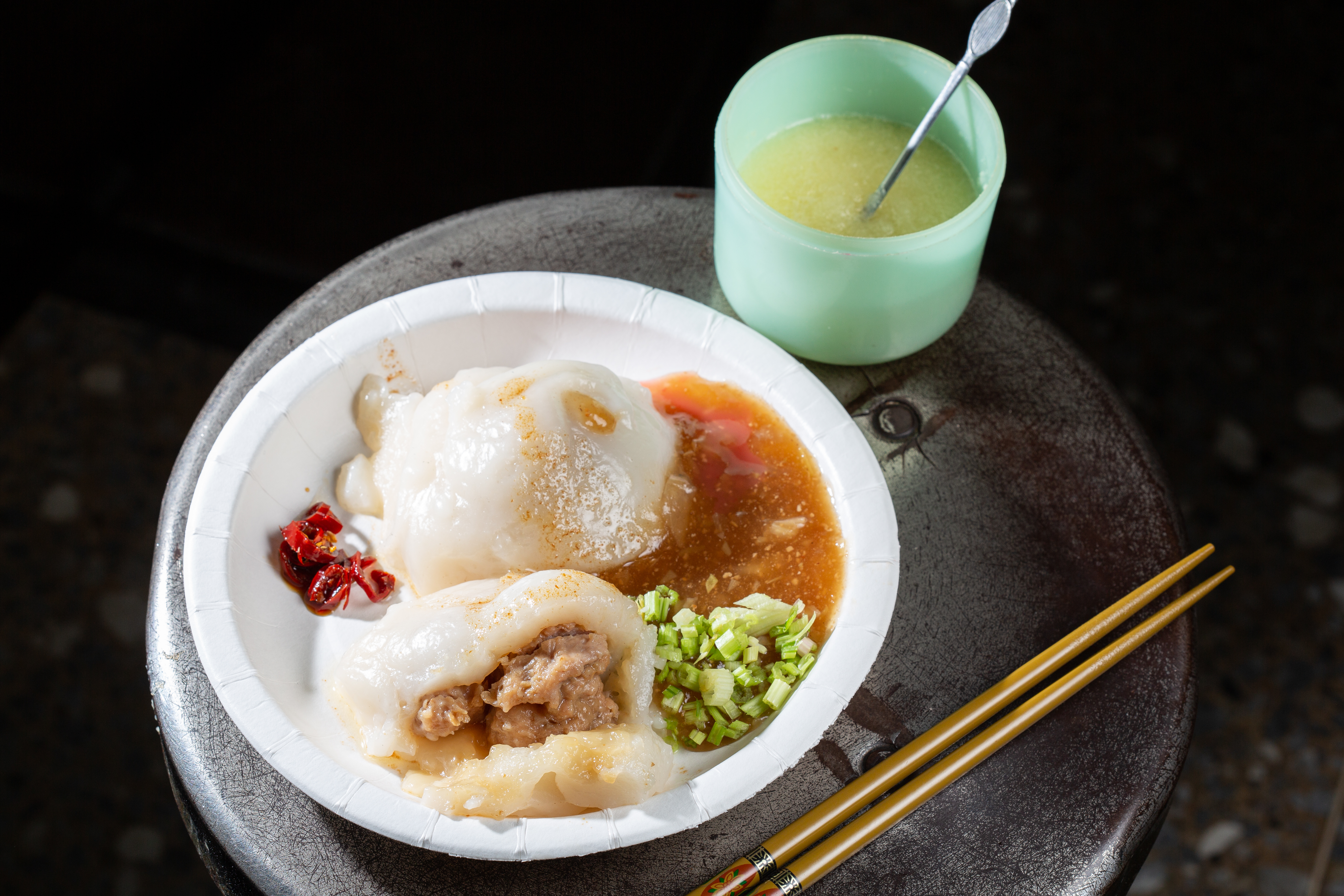 「民生路肉圓」改良屏東清蒸肉圓的作法，區隔油炸為主的北部肉圓。