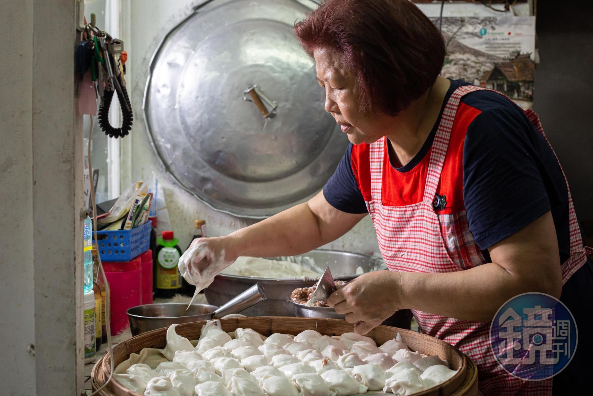 每天至少要製作700粒肉圓,讓老闆娘的手指幾乎都動過板機指手術。