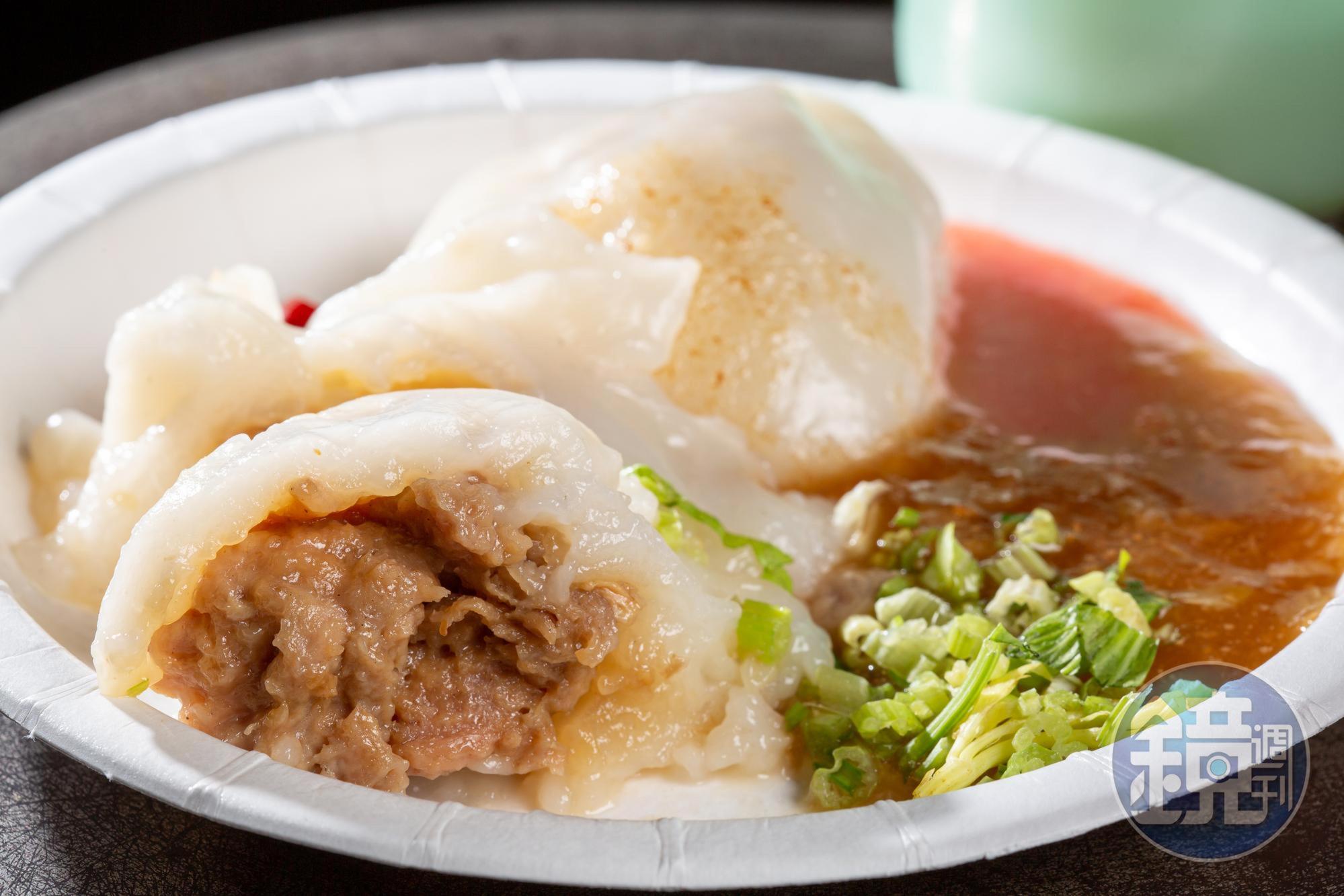 「肉圓」外皮軟彈,肉餡鹹香鮮嫩,2種醬汁一甜一鹹,加點蒜泥和朝天椒醬油,味道更豐富。(40元/2粒)