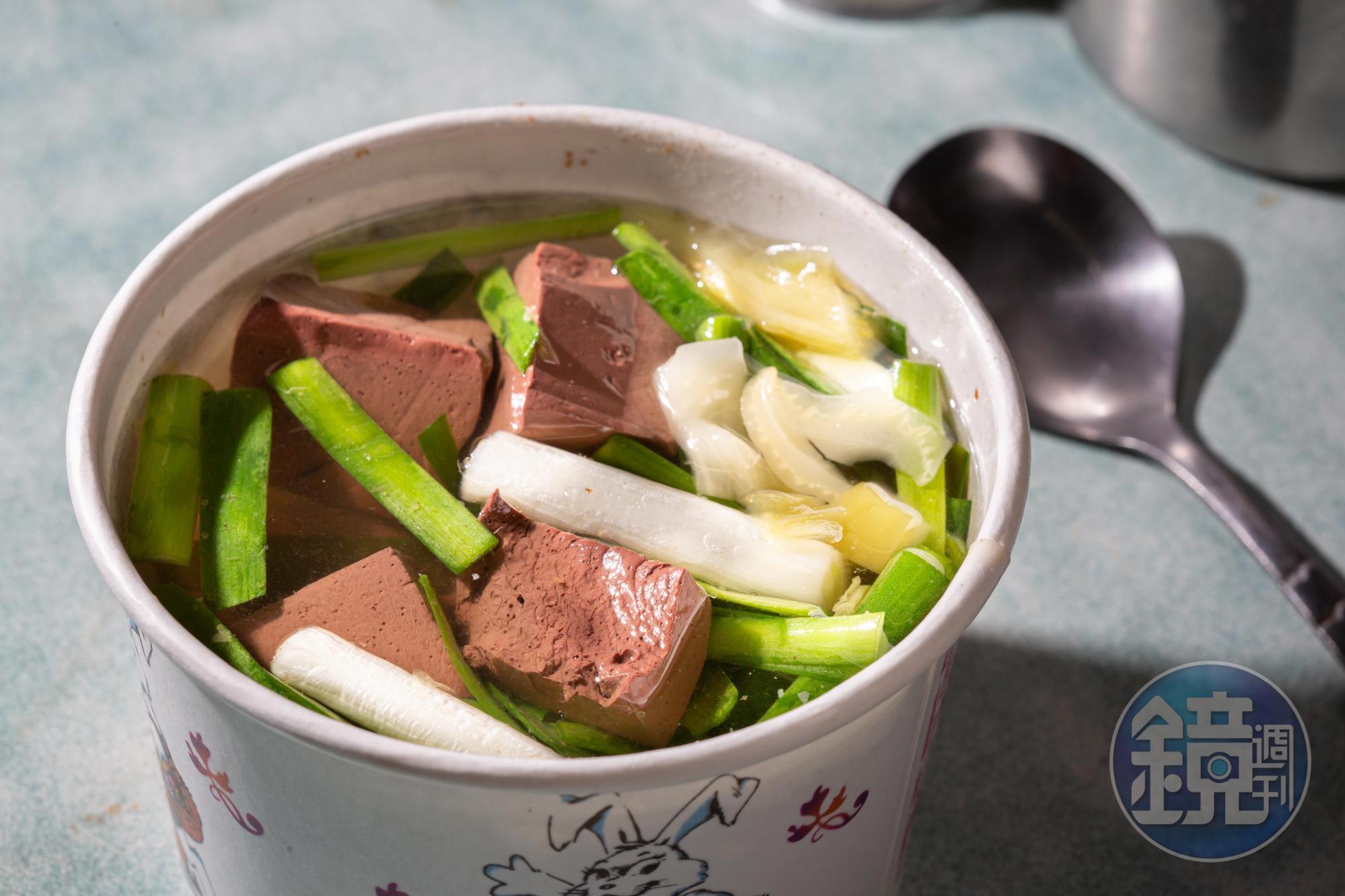 「豬血湯」喝得到韭菜香、大骨湯頭的甜味與酸菜的酸香,豬血像豆腐般軟嫩,味道潔淨。(30元/碗)