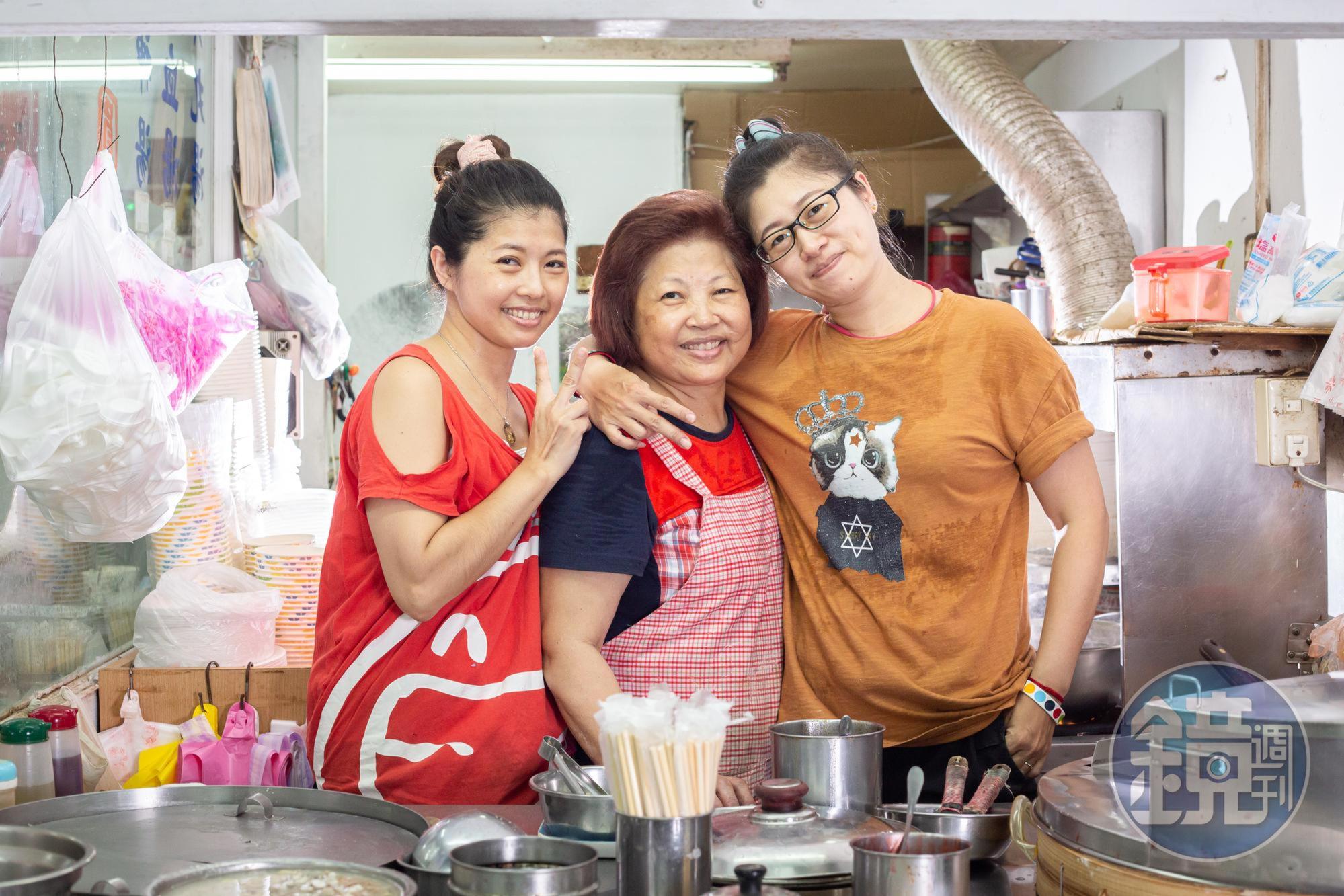 老闆娘廖太太(中)的兩個女兒,從小帶肉圓當午餐便當,至今還是很愛吃媽媽做的肉圓。