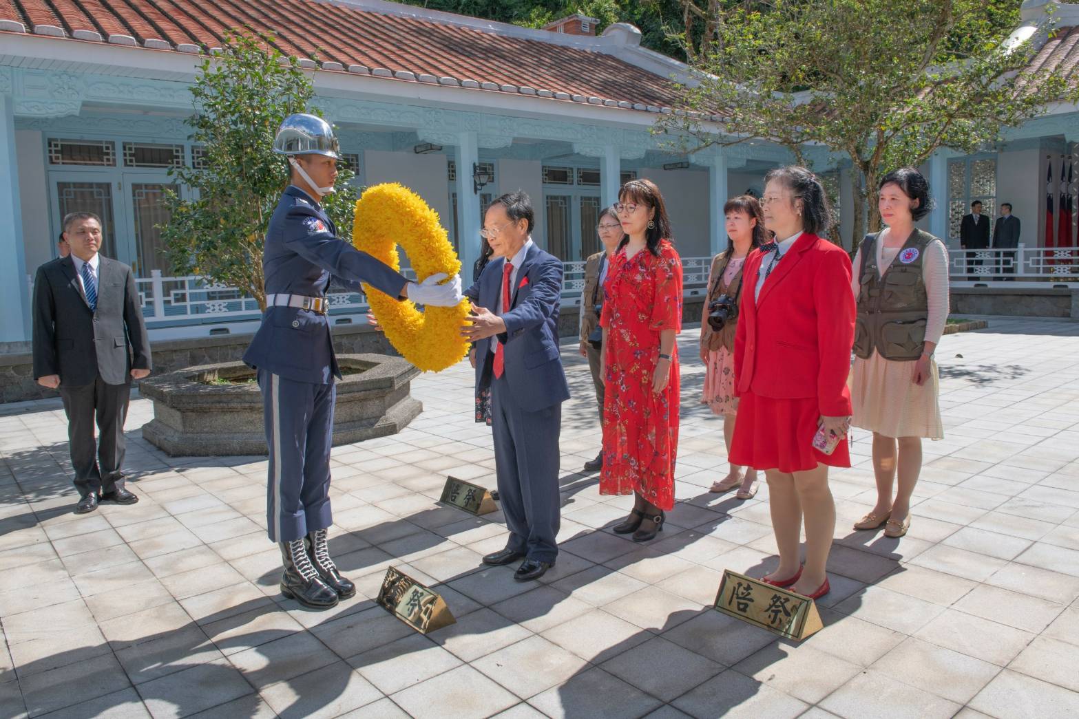 去年10月，徐浩城（少龍）前往慈湖謁陵，並宣稱在天界，蔣中正是他的部屬。（讀者提供）