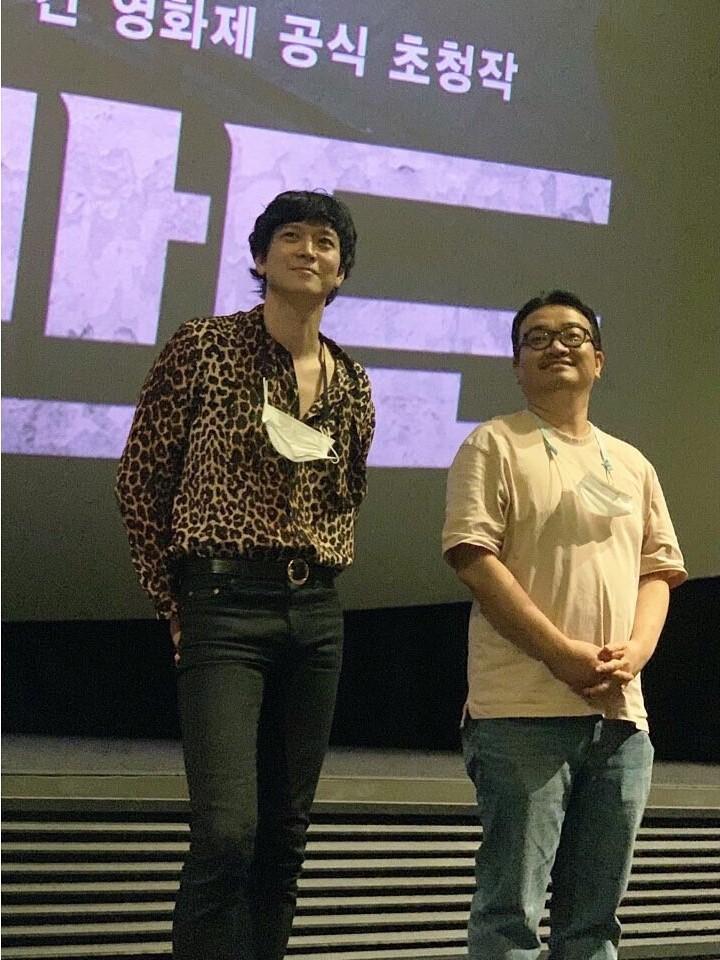 姜棟元(左)和《屍速列車2:感染半島》導演延尚昊到戲院謝票,身材比例讓觀眾讚嘆。(翻攝itsnew_movie Instagram)