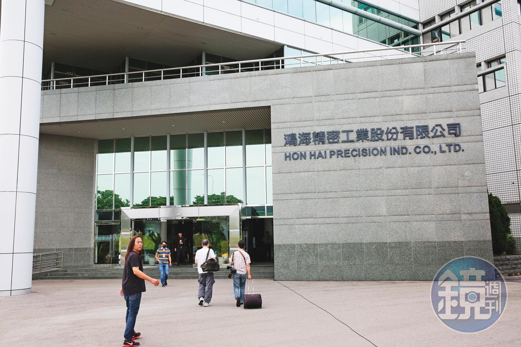 淪為中、美政府夾心餅乾的跨國企業,分拆成本與風險大增。鴻海還找不到解法,即使蘋果手機出貨大增,股價依舊疲弱。