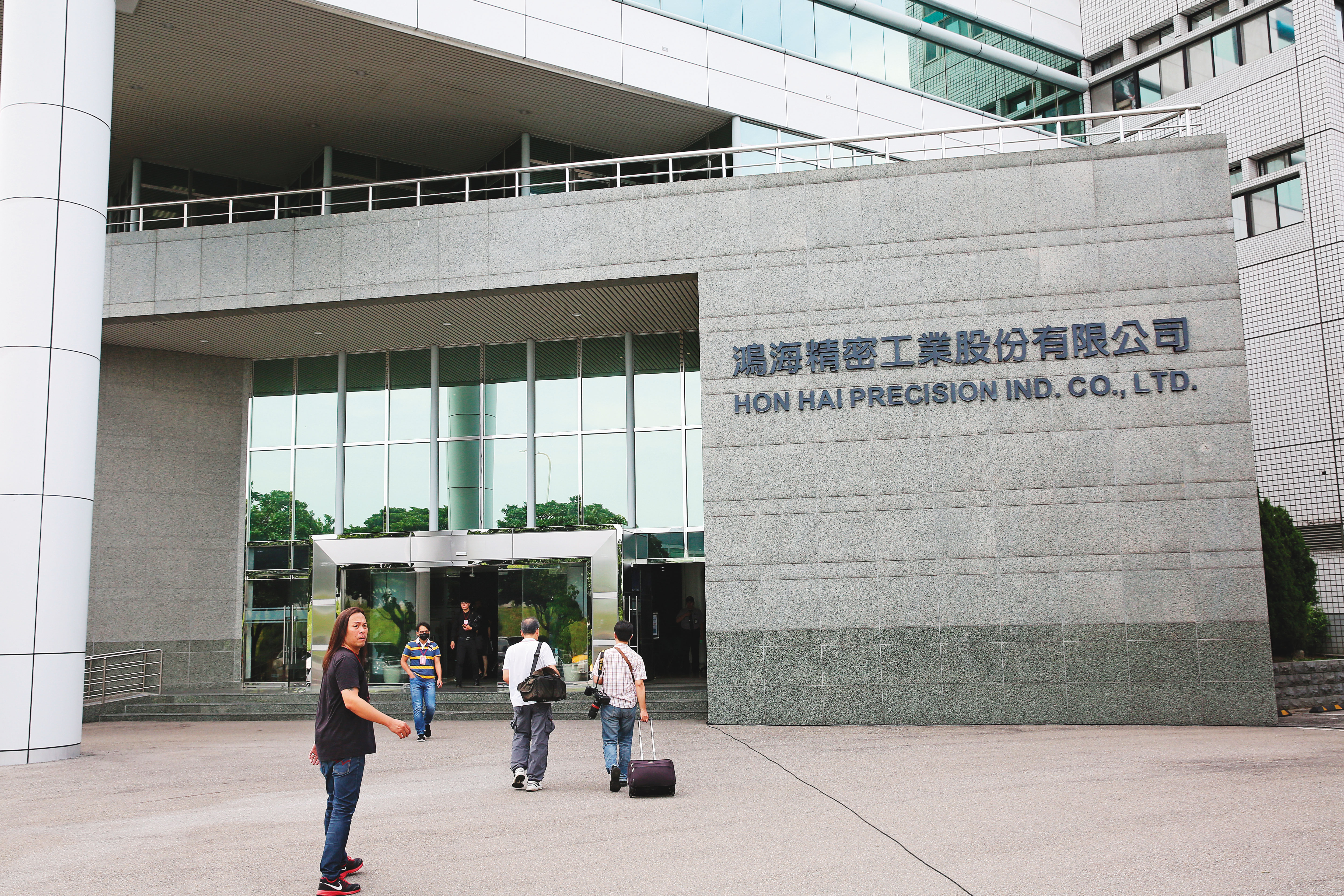 淪為中、美政府夾心餅乾的跨國企業，分拆成本與風險大增。鴻海還找不到解法，即使蘋果手機出貨大增，股價依舊疲弱。