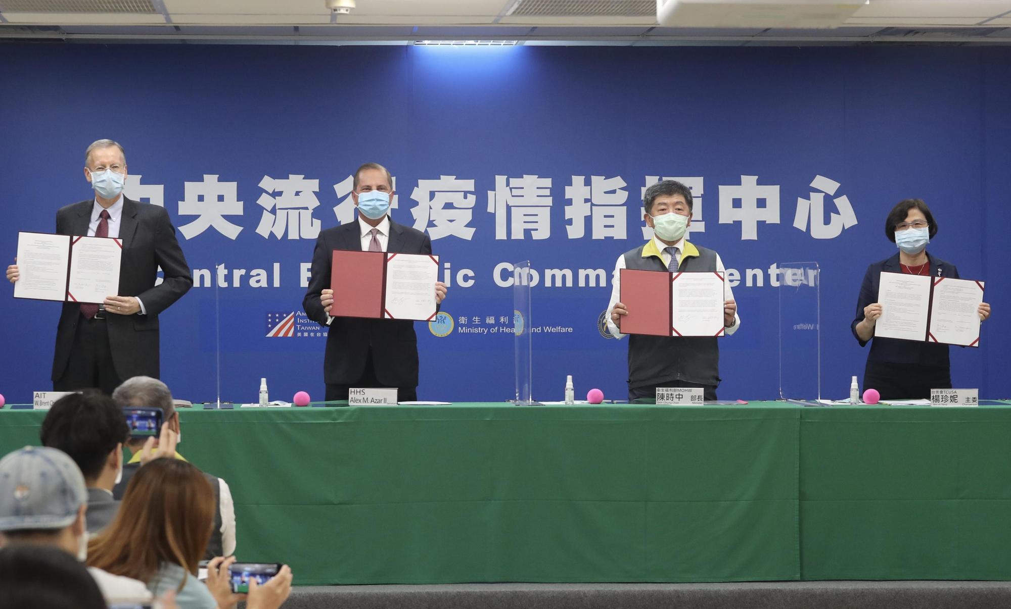 在美國衛生部長阿札爾和衛福部長陳時中的見證下,台美正式簽署衛生合作備忘錄。(中央社提供)