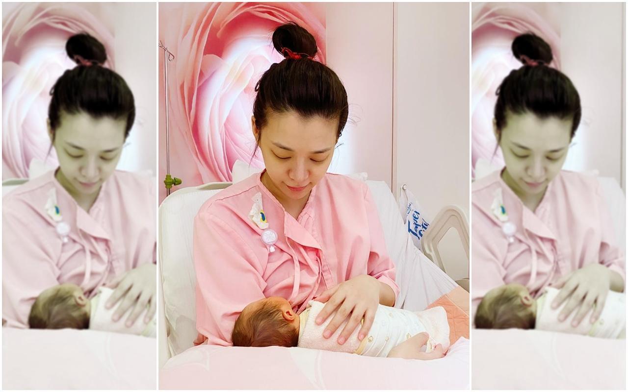 王思平懷中抱著女兒，呈現出幸福模樣。（翻攝自王思平臉書）