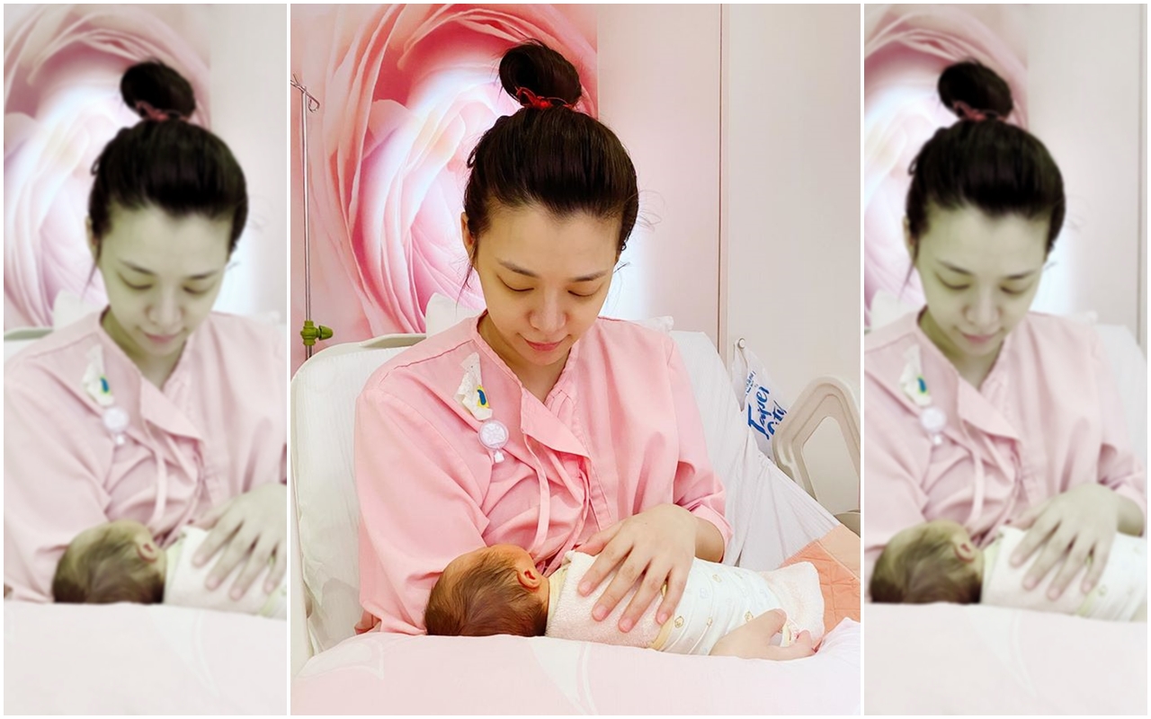 王思平懷中抱著女兒，呈現出幸福模樣。（翻攝自王思平臉書）