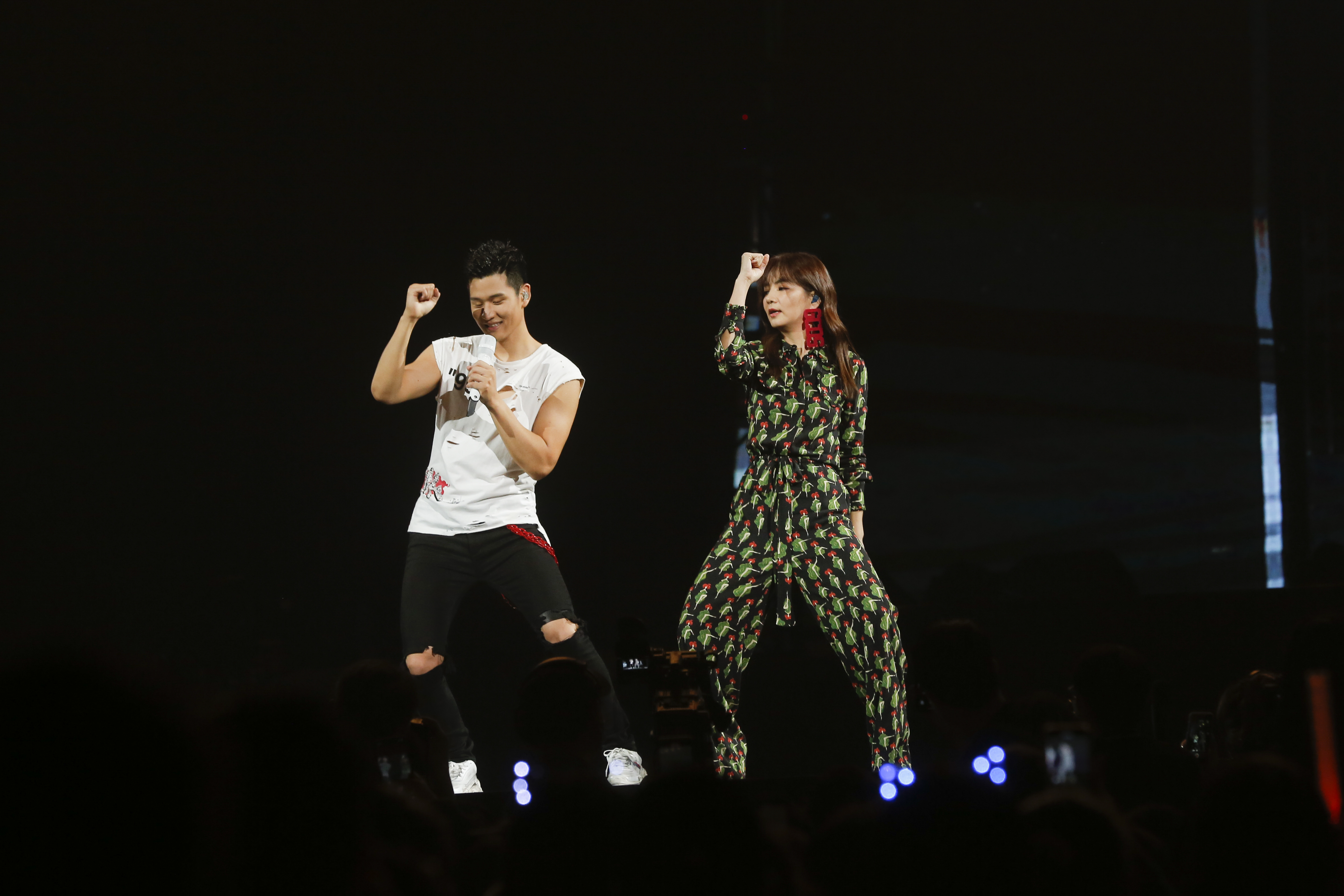 Ella即興加碼演出〈來個蹦蹦〉，周興哲也樂在其中。