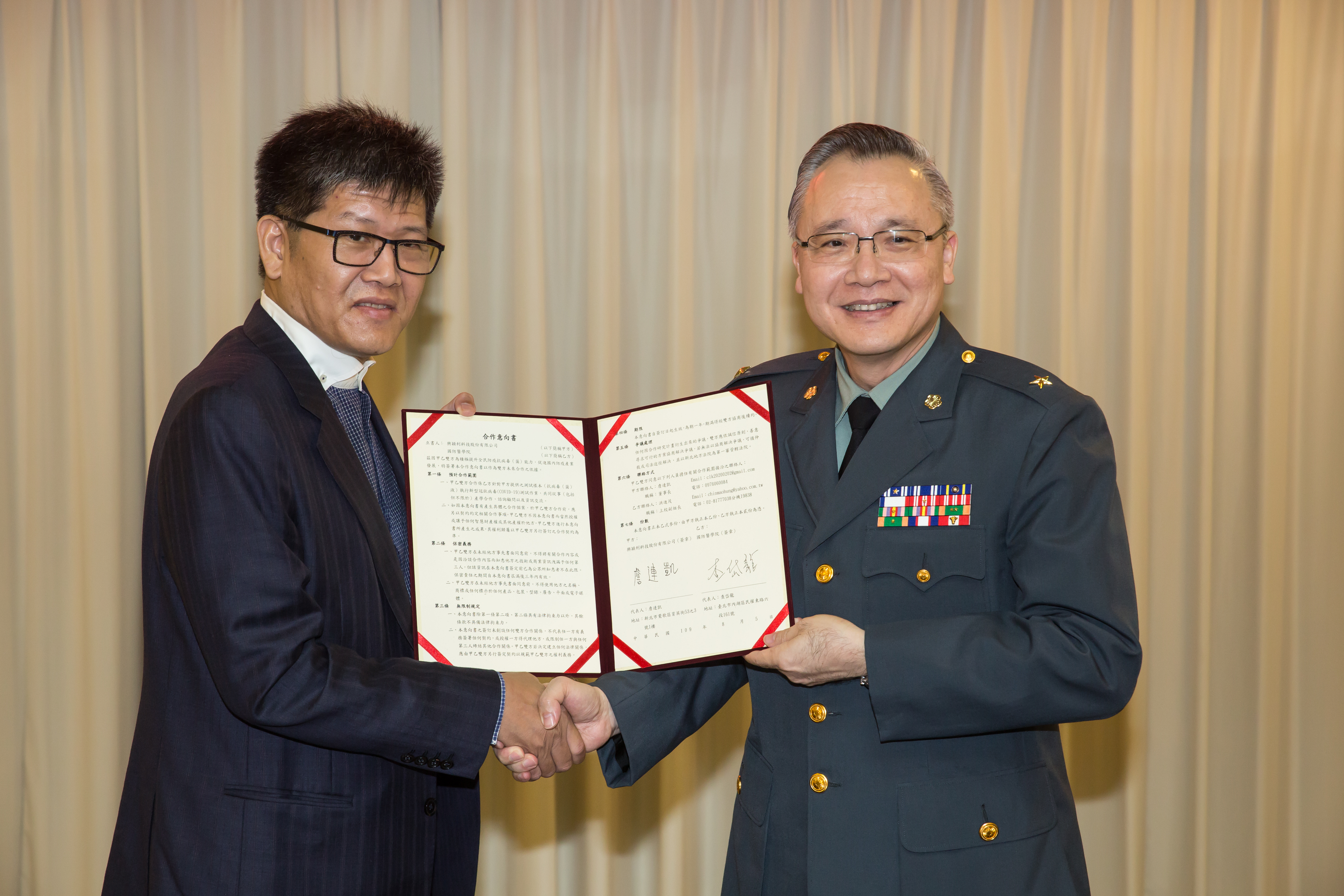 國防醫學院校長查岱龍(右)與興穎利科技董事長詹連凱(左)簽署合作,共同開發抗武漢肺炎、防疫及環境清潔消毒產品。