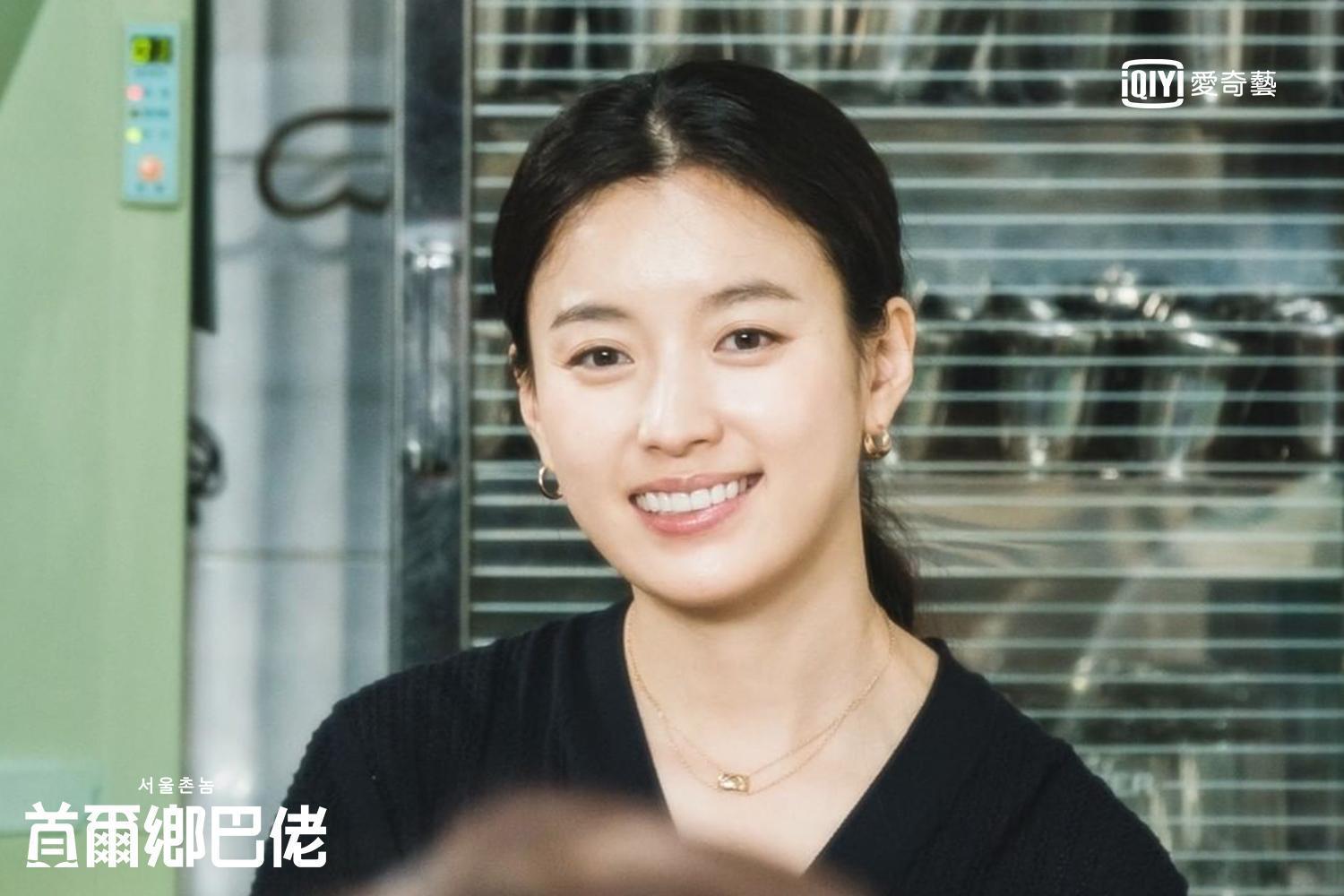 韓孝周梳起中分髮型，重現當年夯劇《同伊》造型。（愛奇藝台灣站提供）
