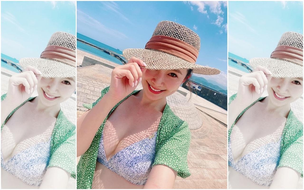 《炮仔聲》一殺青,吳婉君與一群好友跑去海邊大曬比基尼。(翻攝自吳婉君臉書)