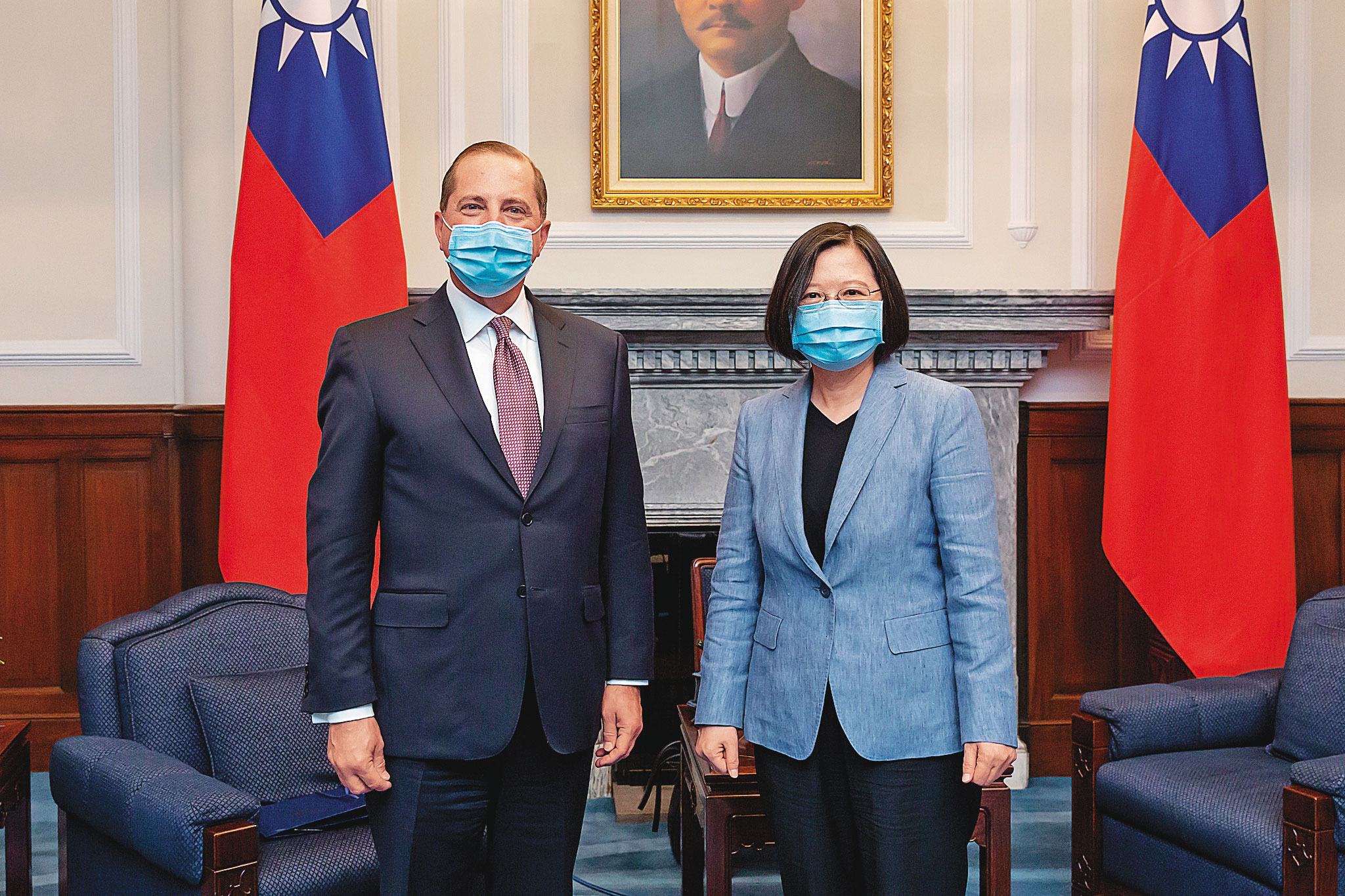 美國衛生部長阿札爾（左）是台美斷交以來，層級最高的訪台閣員，英國《金融時報》形容此為美國對兩岸關係的戰略轉向。（總統府提供）