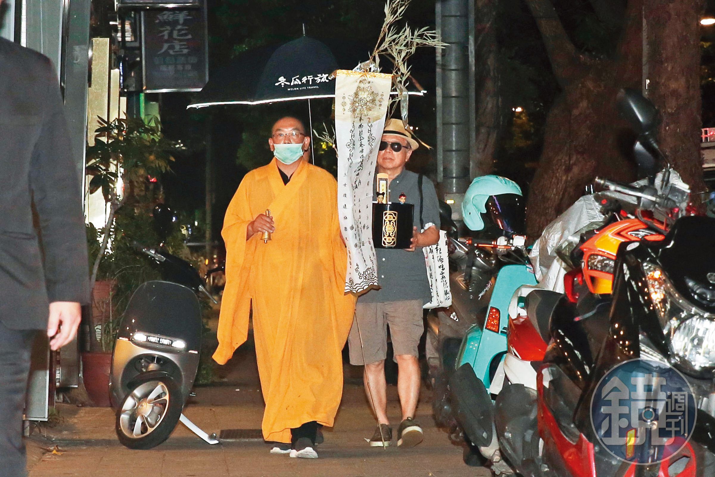 羅霈穎突然驟逝，72歲的大哥羅青哲（右）傷心操辦後事。
