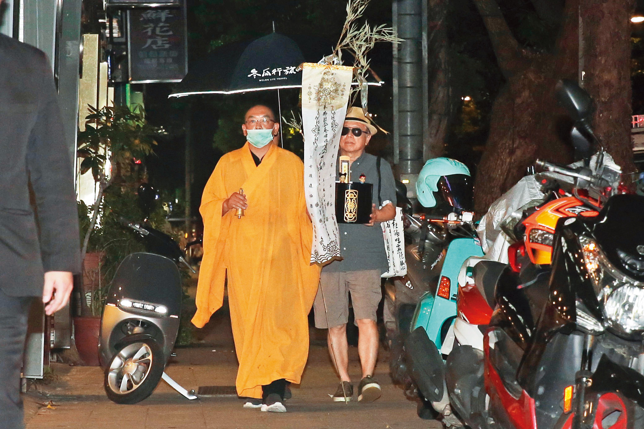 羅霈穎突然驟逝，72歲的大哥羅青哲（右）傷心操辦後事。