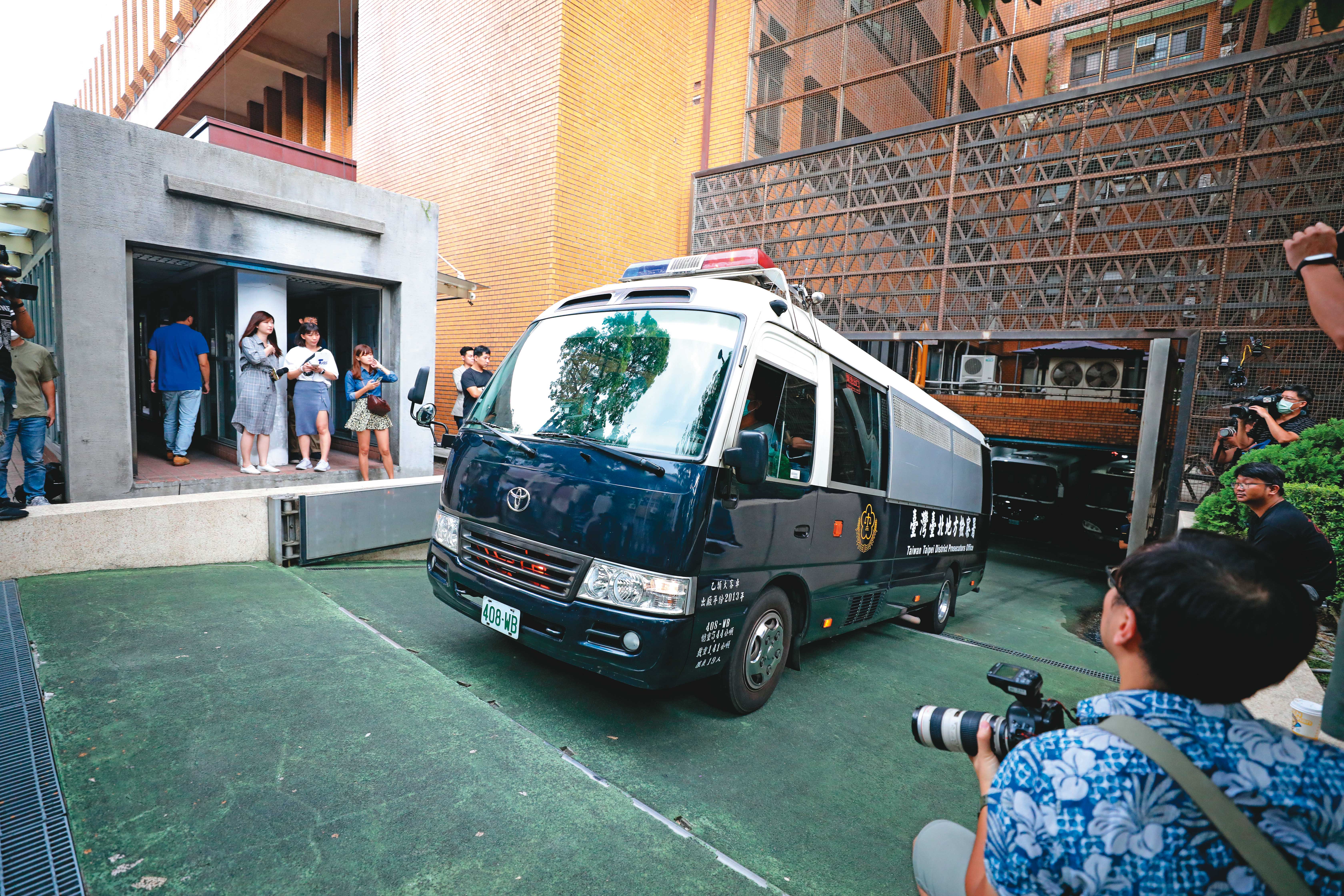 檢調偵辦朝野立委索賄案，已收押4名現任立委及3名國會辦公室主任，2位卸任立委遭交保，規模之大，歷年罕見。