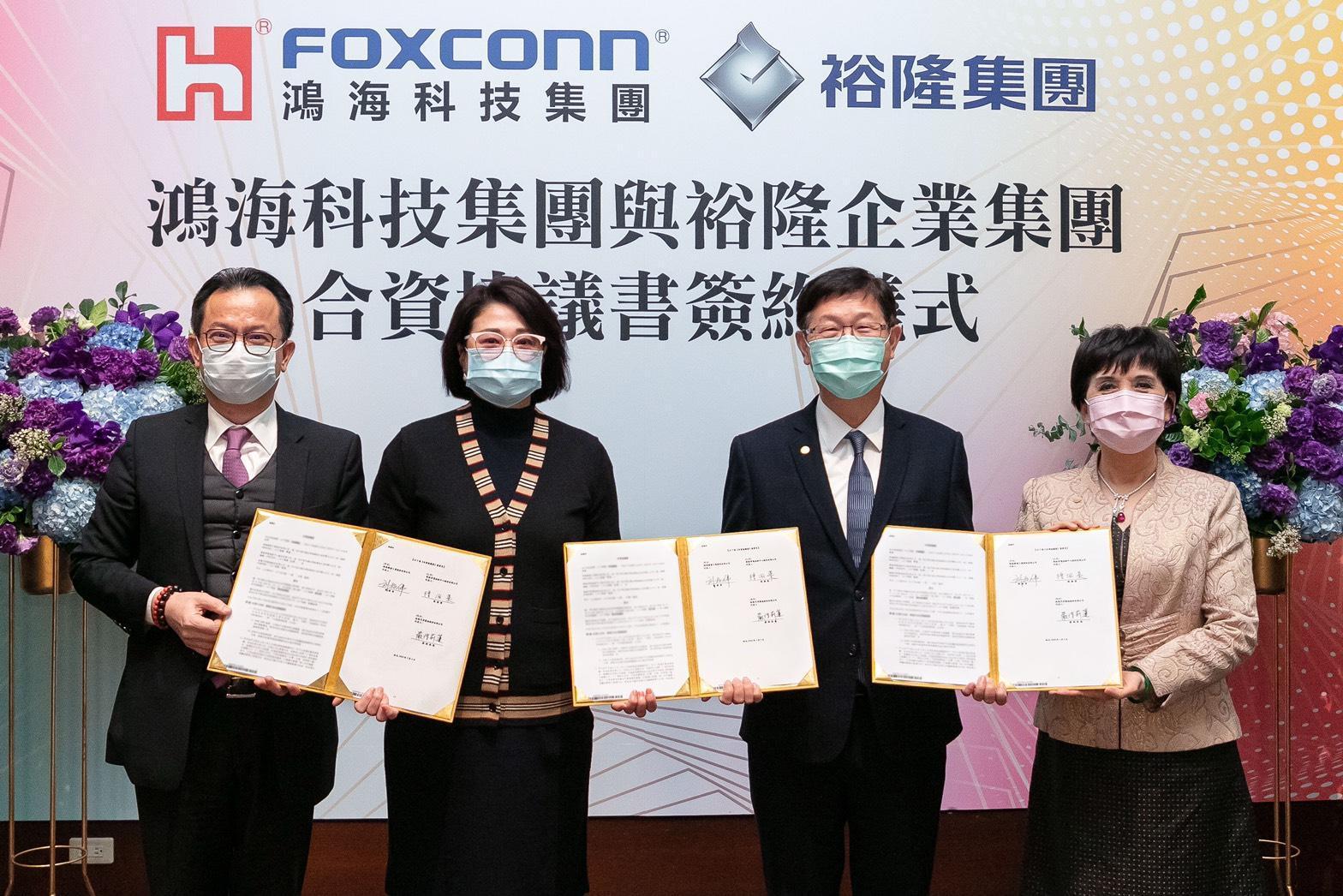 為催生與鴻海合資的新公司「鴻華」，裕隆董事會通過現增納智捷60億元。圖為今年3月嚴陳麗蓮（左2）出席雙方簽約儀式。（鴻海提供）