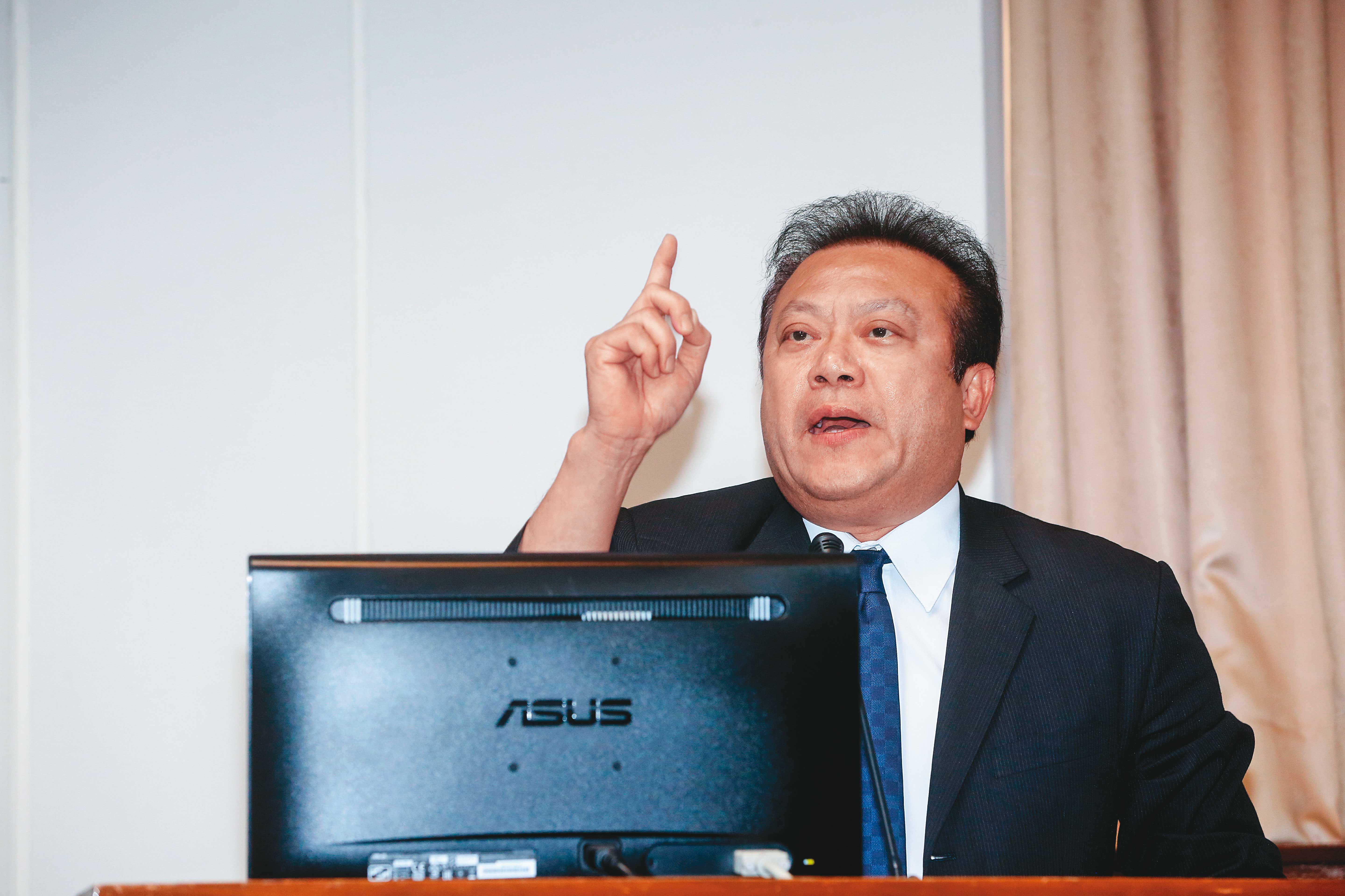 蘇震清手機在搜索前重置，通聯全洗掉，他辯稱手機掉水溝送修使然，檢調懷疑他事先得知將被搜索，早一步滅證。