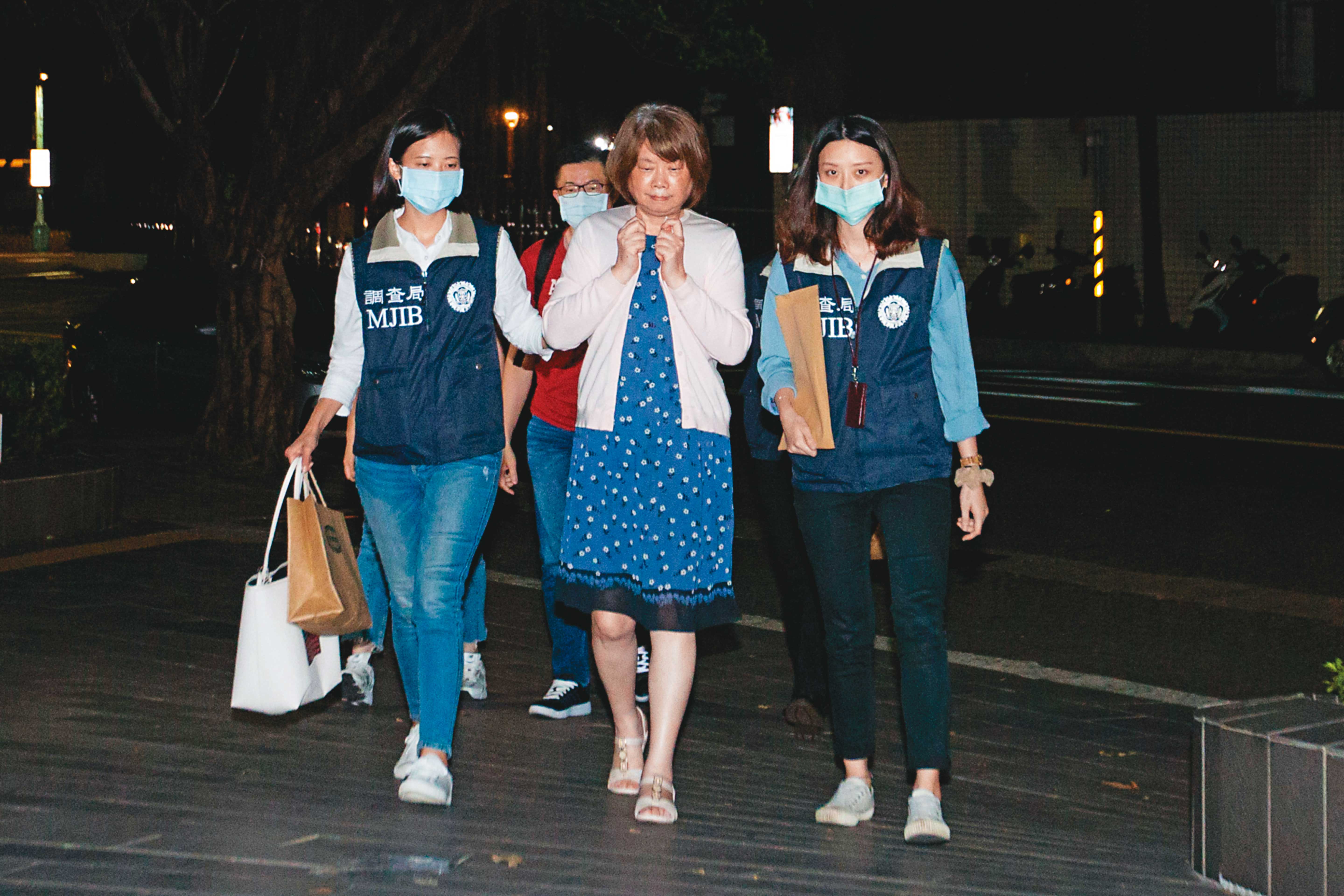 李恆隆的姊姊李秀峰擔任帳房，幫忙調度資金開支票行賄立委，訊後被依行賄罪以50萬元交保。