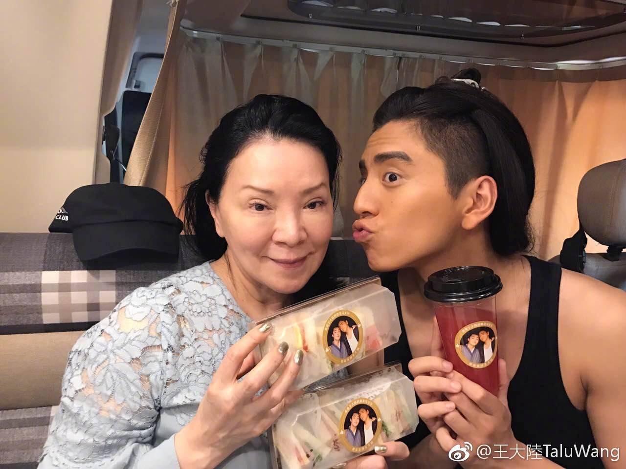 王大陸與媽媽感情深厚,母親驟逝令他十分悲痛。(翻攝自王大陸微博)