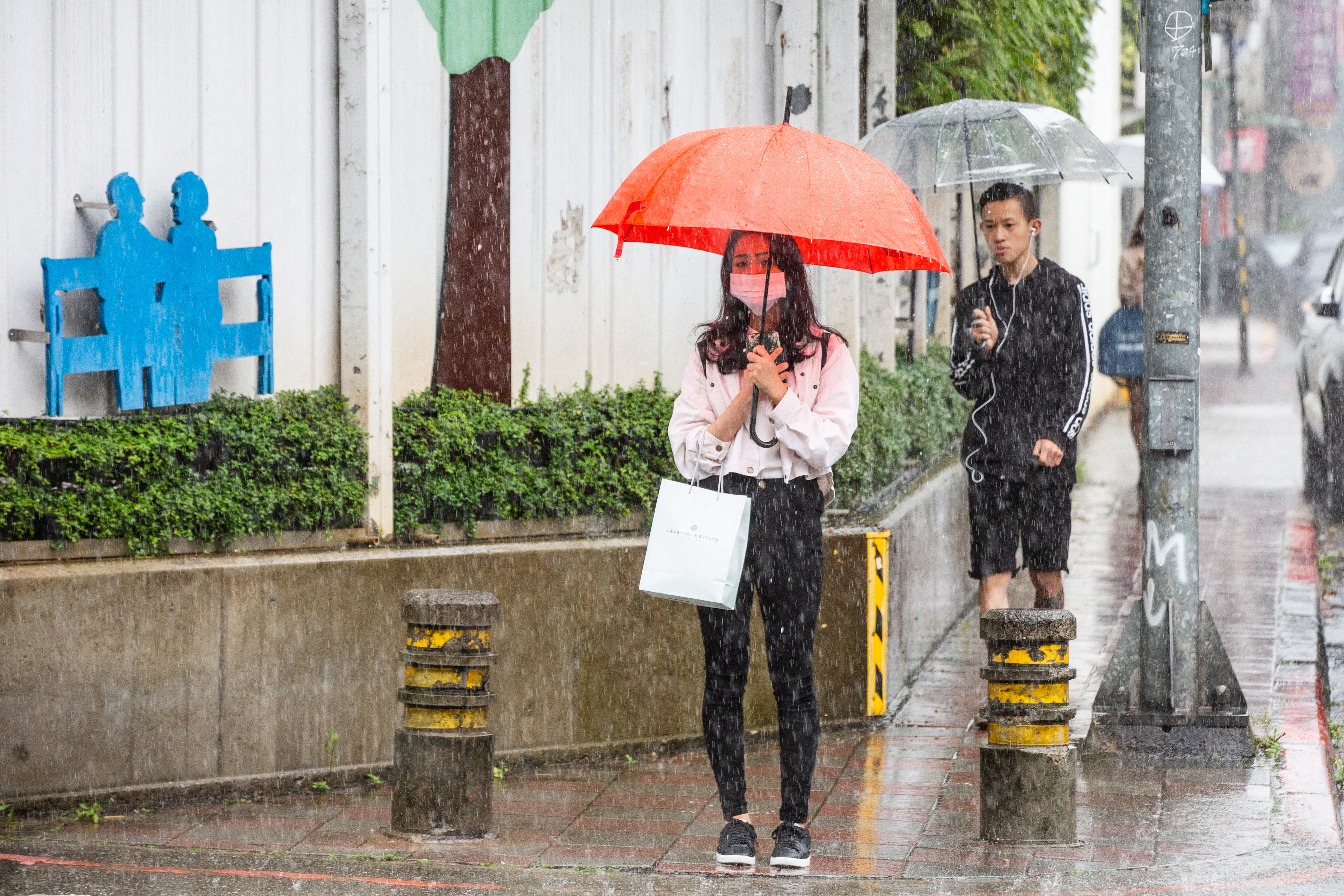 受颱風及其外圍環流影響，澎湖、金門、雲林以南地區及台東要留意短時強降雨。