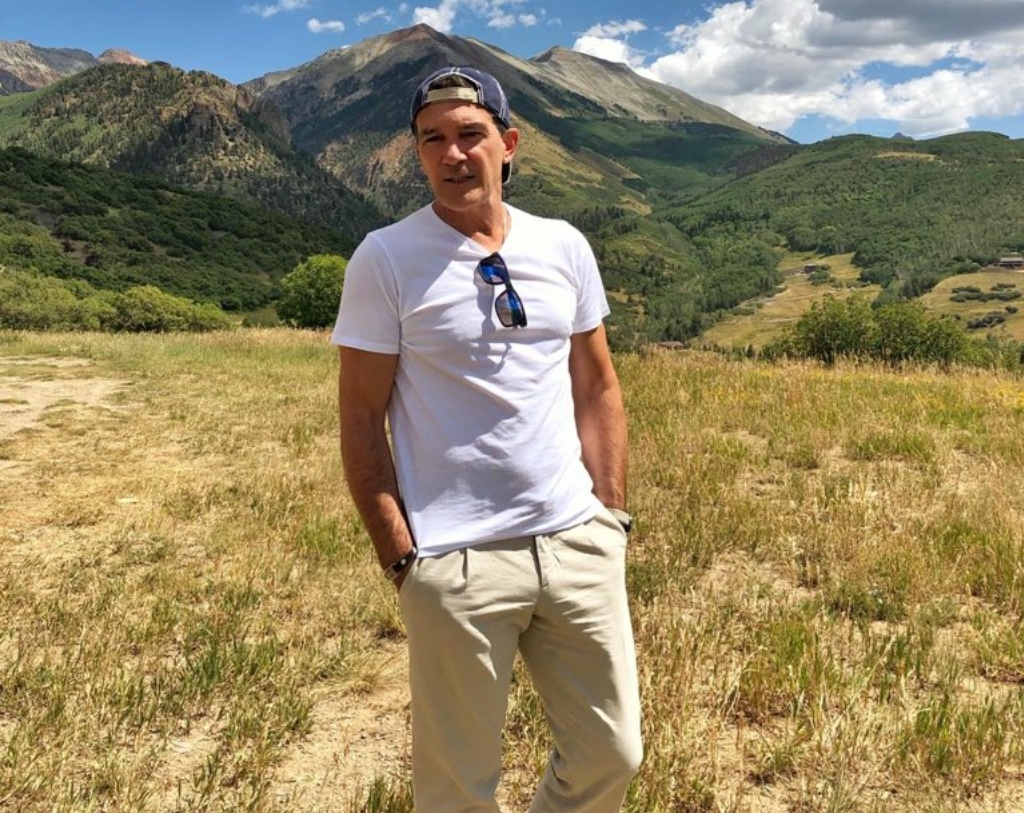 西班牙男星安東尼奧班德拉斯確認感染新冠病毒，所幸並不嚴重，目前正隔離治療中。（翻攝自安東尼奧班德拉斯推特）