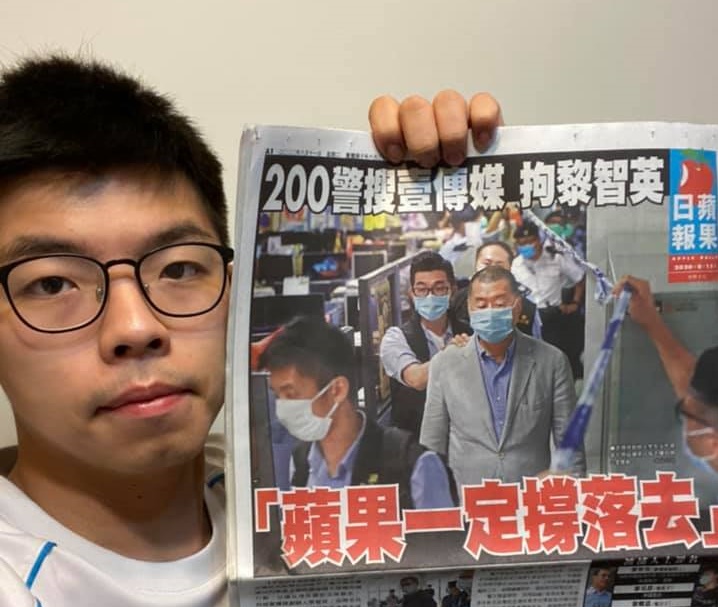 黃之鋒今（11日）早在臉書上po出買到《蘋果日報》的照片，強調「我們對香港人有信心。」（翻攝自黃之鋒 Joshua Wong臉書）