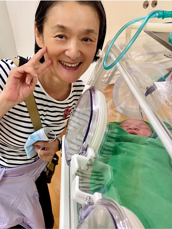 本來想發美照宣布生子消息的歐陽靖，因為母親譚艾珍傳給RK報平安的照片，於是被暴雷了。（翻攝自歐陽靖臉書）
