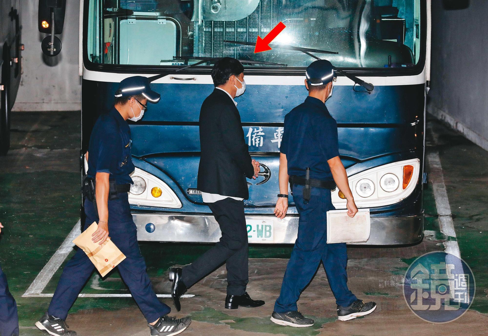 立委趙正宇涉嫌向殯葬業者索賄千萬元,趙原本聲押不成被交保,不過,檢方抗告成功,院方重裁後將他收押禁見。