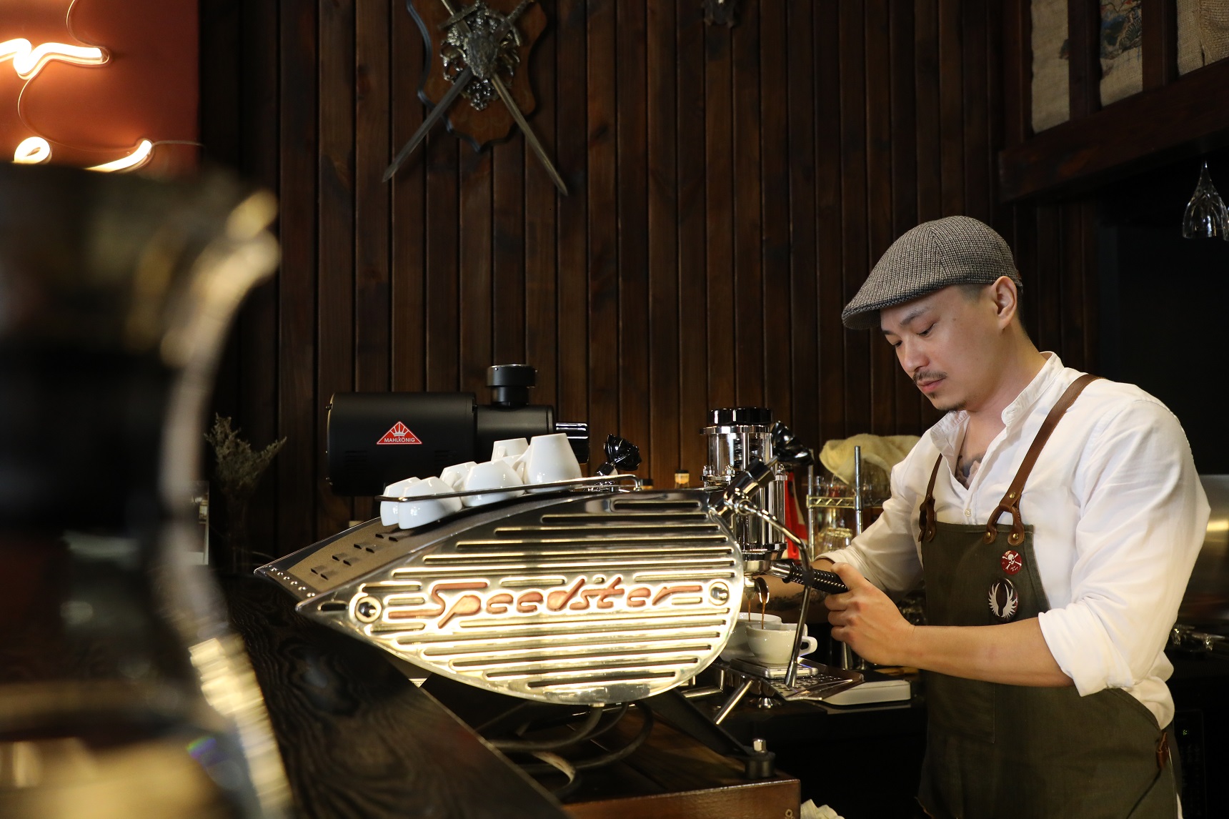 「無設限咖啡」老闆彭瑁元留學英國時，即十分喜愛英國文化。