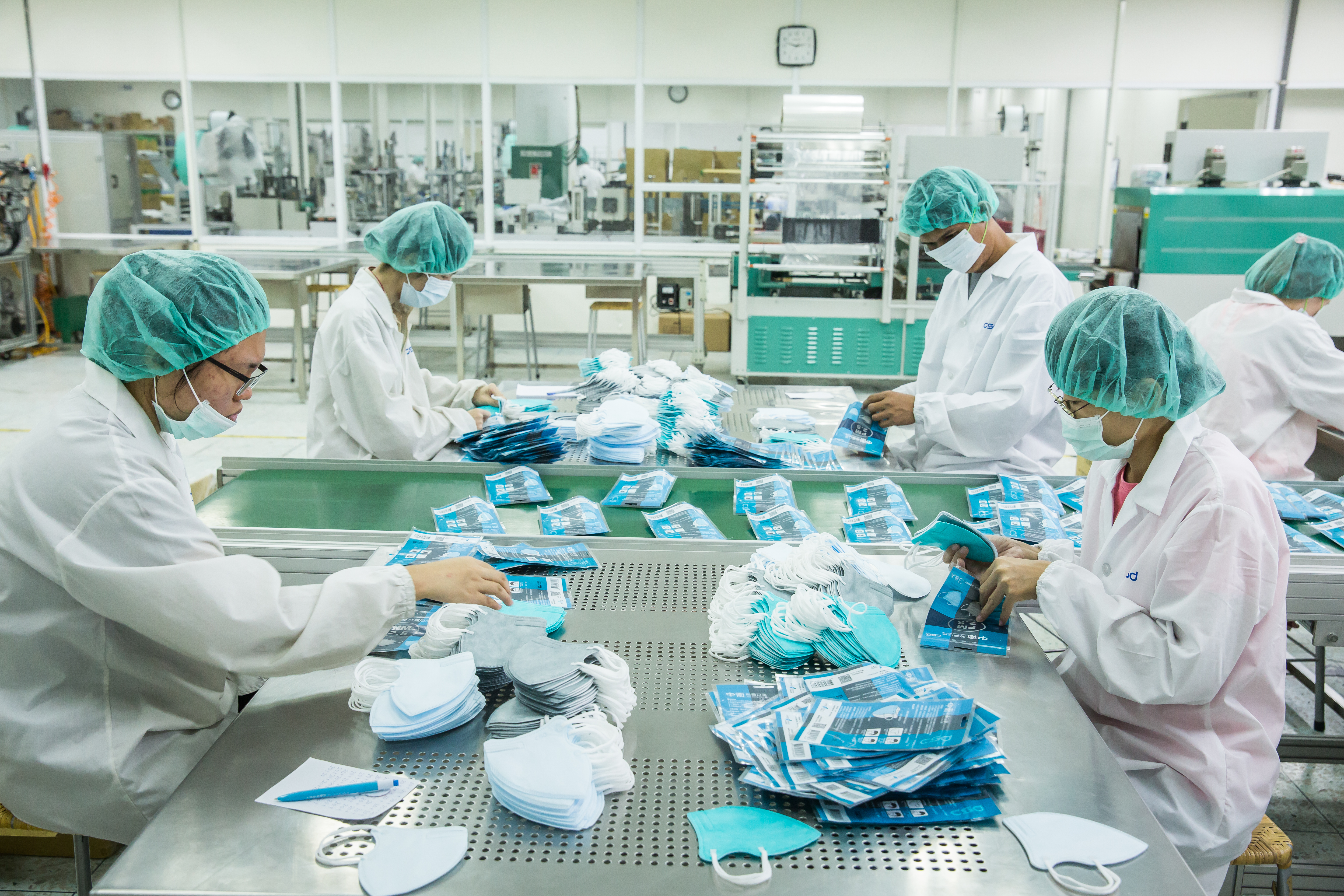 疫情初期國軍派出人力前往第一線支援口罩生產，卻傳出有軍官涉嫌偷口罩；示意圖，與當事人無關。